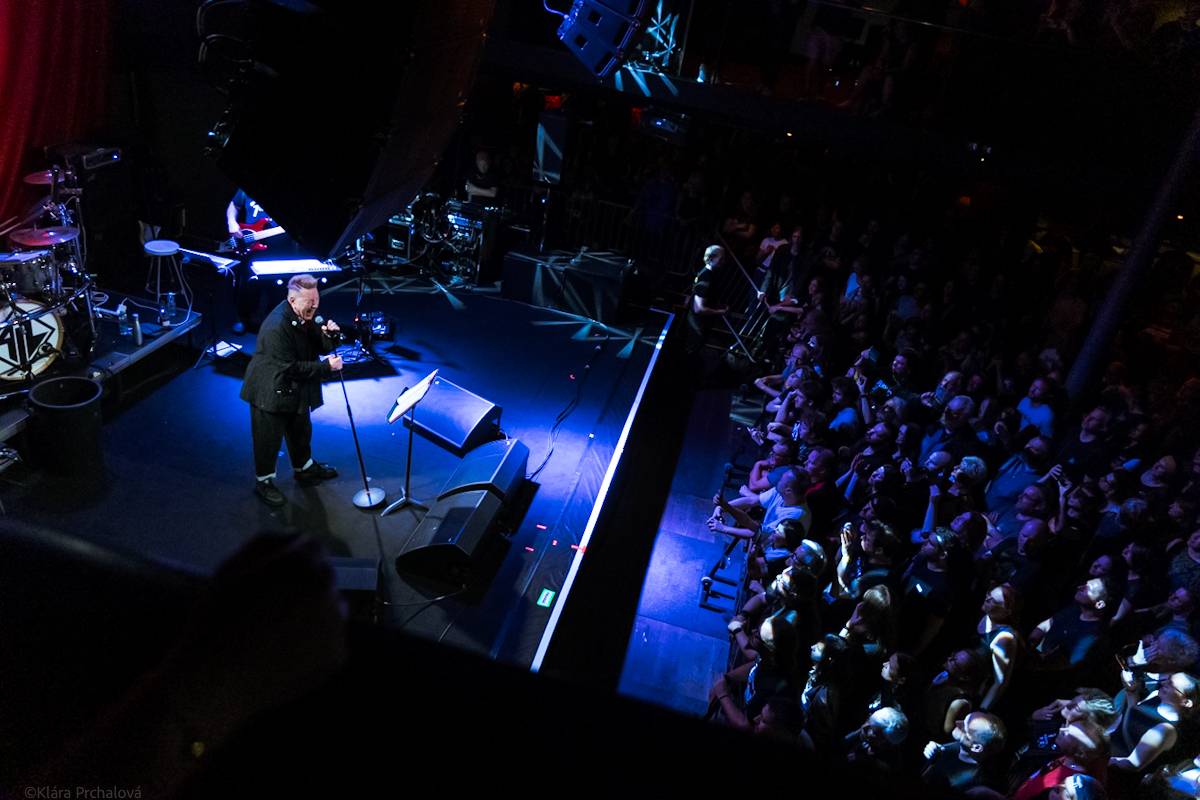 Public Image Ltd. v čele s Johnnym Rottenem naservírovali pražským fanouškům syrovou post-punkovou show