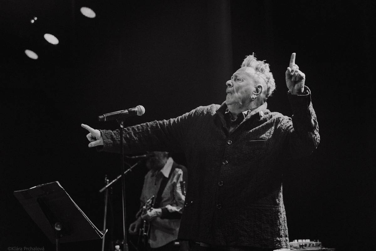 Public Image Ltd. v čele s Johnnym Rottenem naservírovali pražským fanouškům syrovou post-punkovou show