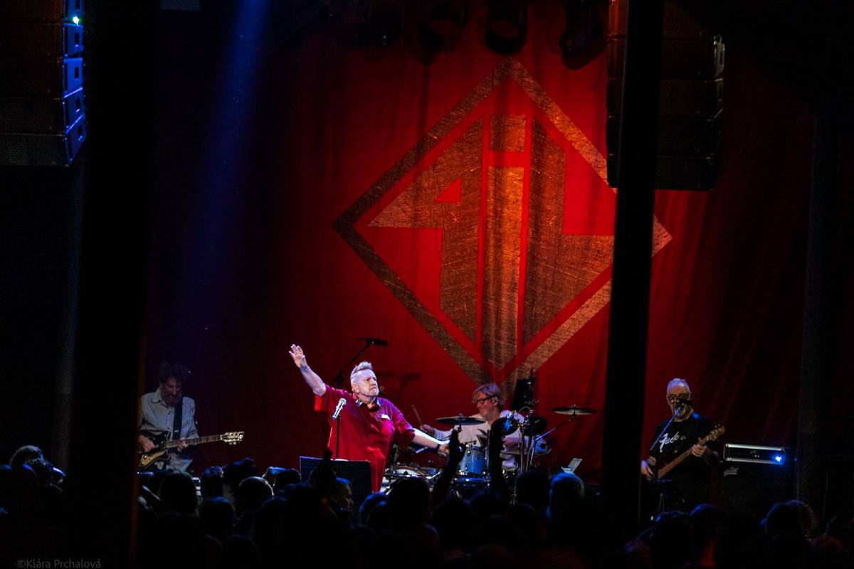 Public Image Ltd. v čele s Johnnym Rottenem naservírovali pražským fanouškům syrovou post-punkovou show