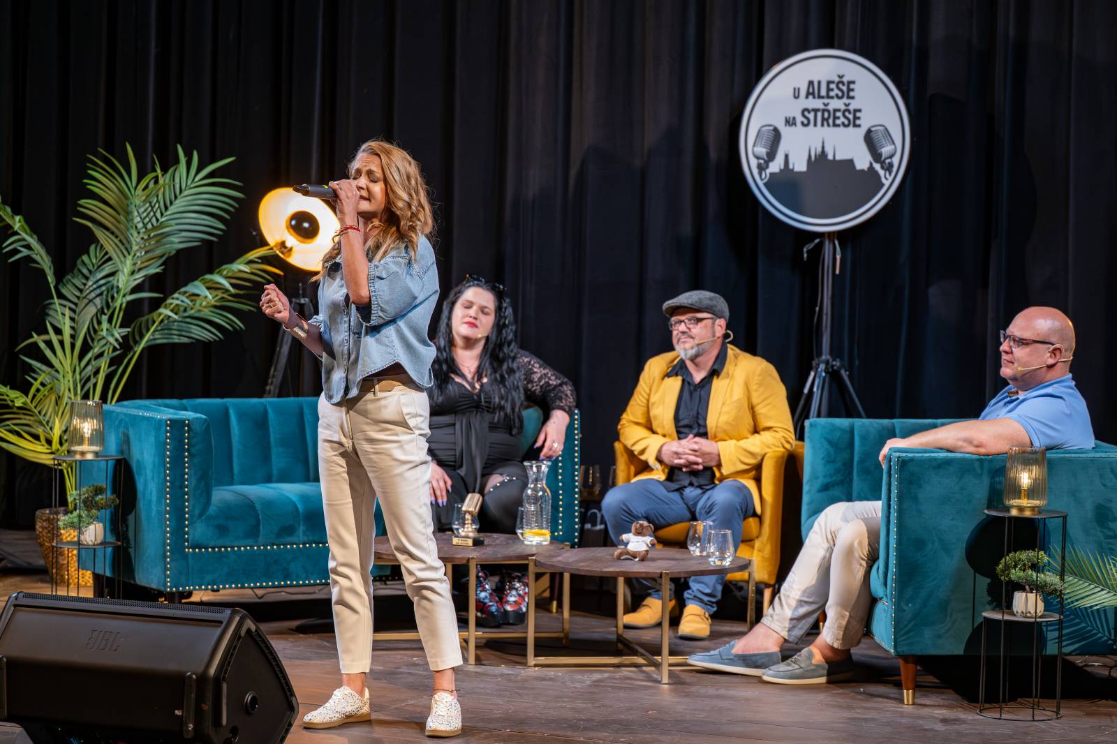 Natáčel se další díl talkshow U Aleše na střeše. Publikum v Litni bavili Michal Pavlíček, Tanja, Láďa Křížek, Šárka Vaňková a Leona Šenková