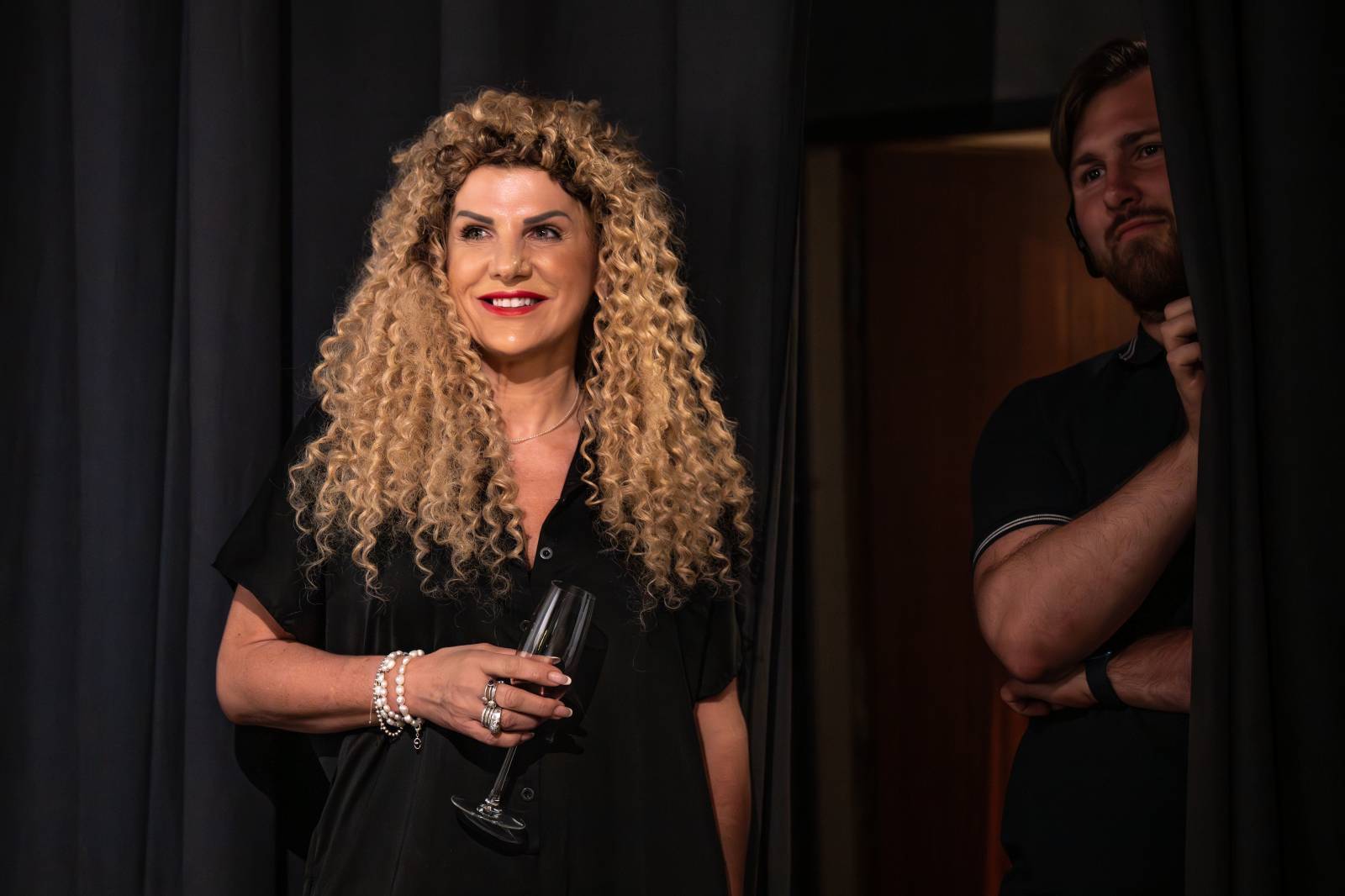 Natáčel se další díl talkshow U Aleše na střeše. Publikum v Litni bavili Michal Pavlíček, Tanja, Láďa Křížek, Šárka Vaňková a Leona Šenková