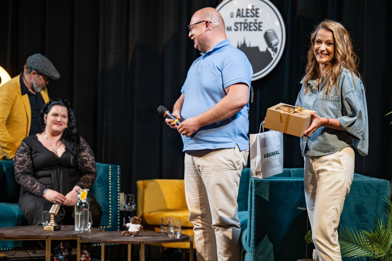 Natáčel se další díl talkshow U Aleše na střeše. Publikum v Litni bavili Michal Pavlíček, Tanja, Láďa Křížek, Šárka Vaňková a Leona Šenková