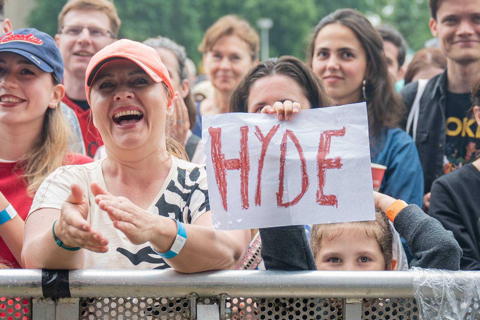 Mezi ploty, den druhý: Nad Prahou úřadovala bouře. Vystoupili Divokej Bill, Tomáš Klus i Kateřina Marie Tichá