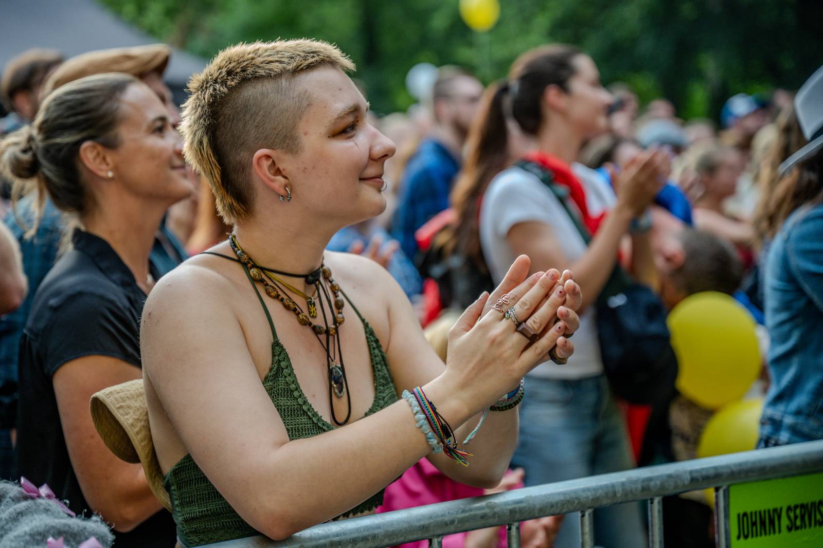 Mezi ploty, den druhý: Nad Prahou úřadovala bouře. Vystoupili Divokej Bill, Tomáš Klus i Kateřina Marie Tichá