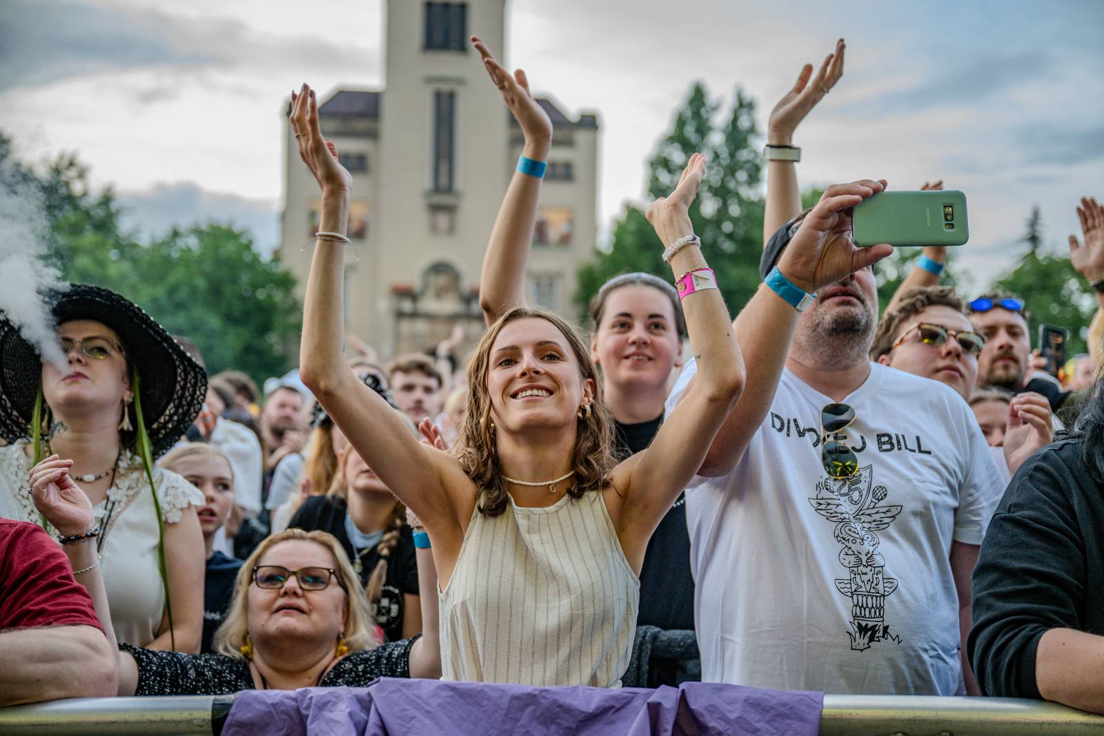 Mezi ploty, den druhý: Nad Prahou úřadovala bouře. Vystoupili Divokej Bill, Tomáš Klus i Kateřina Marie Tichá