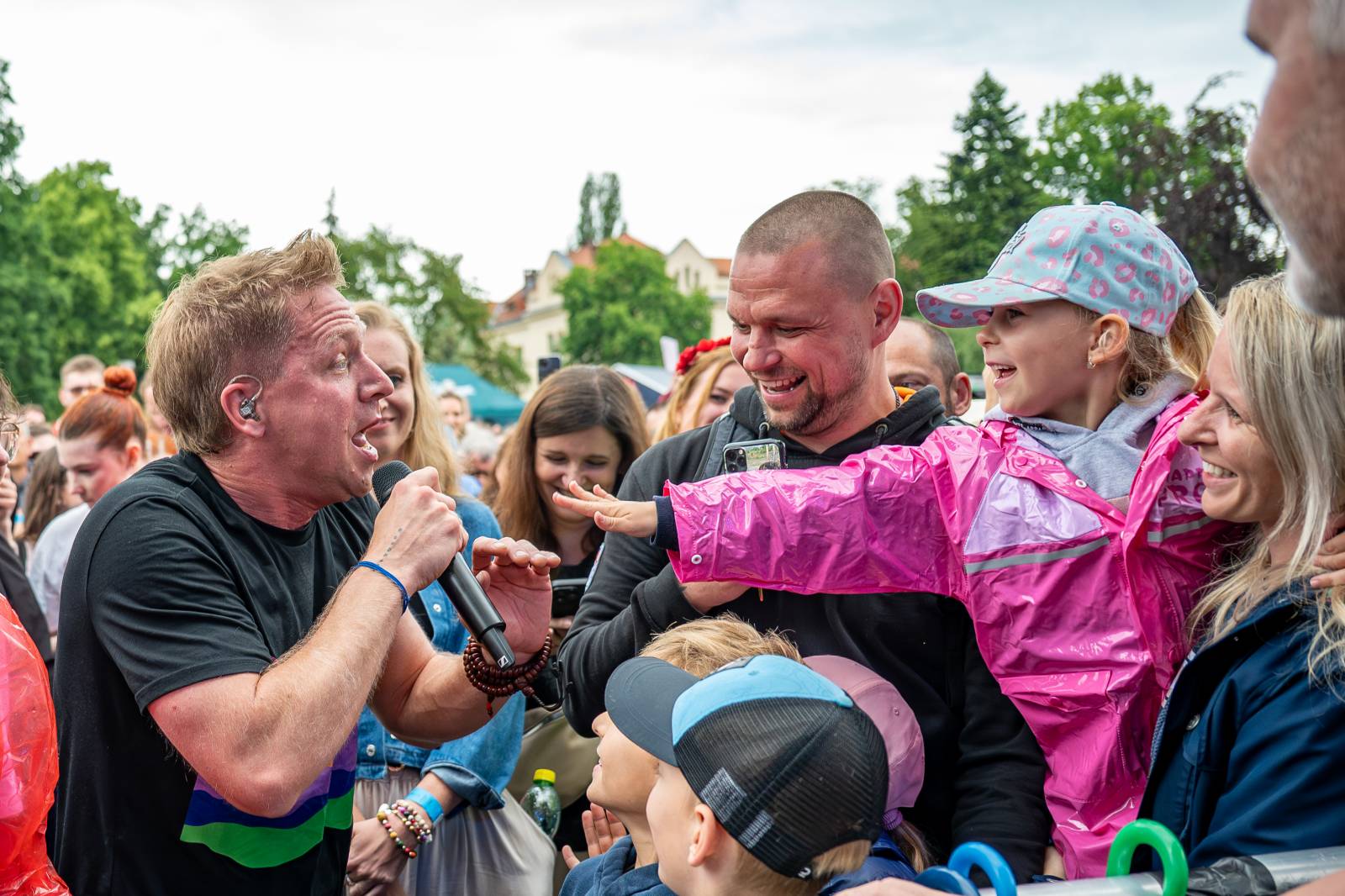 Mezi ploty, den druhý: Nad Prahou úřadovala bouře. Vystoupili Divokej Bill, Tomáš Klus i Kateřina Marie Tichá