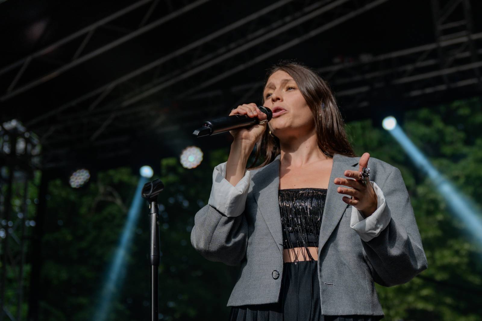 Mezi ploty, den druhý: Nad Prahou úřadovala bouře. Vystoupili Divokej Bill, Tomáš Klus i Kateřina Marie Tichá