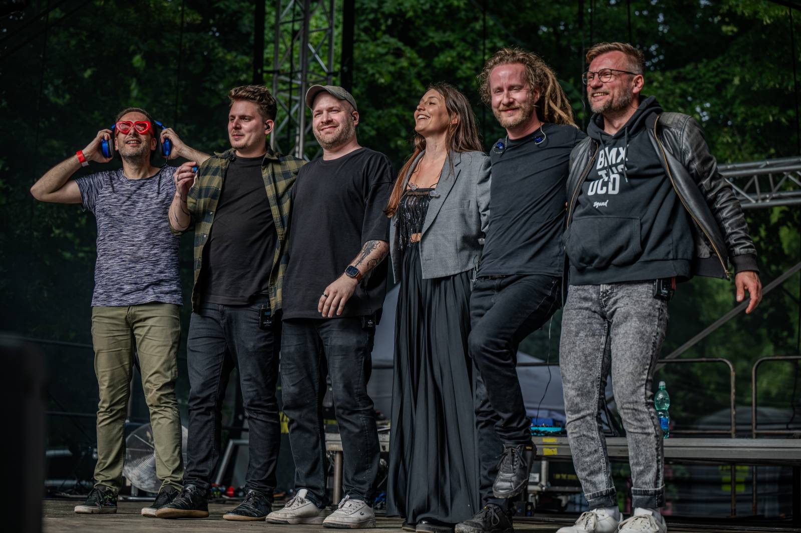 Mezi ploty, den druhý: Nad Prahou úřadovala bouře. Vystoupili Divokej Bill, Tomáš Klus i Kateřina Marie Tichá