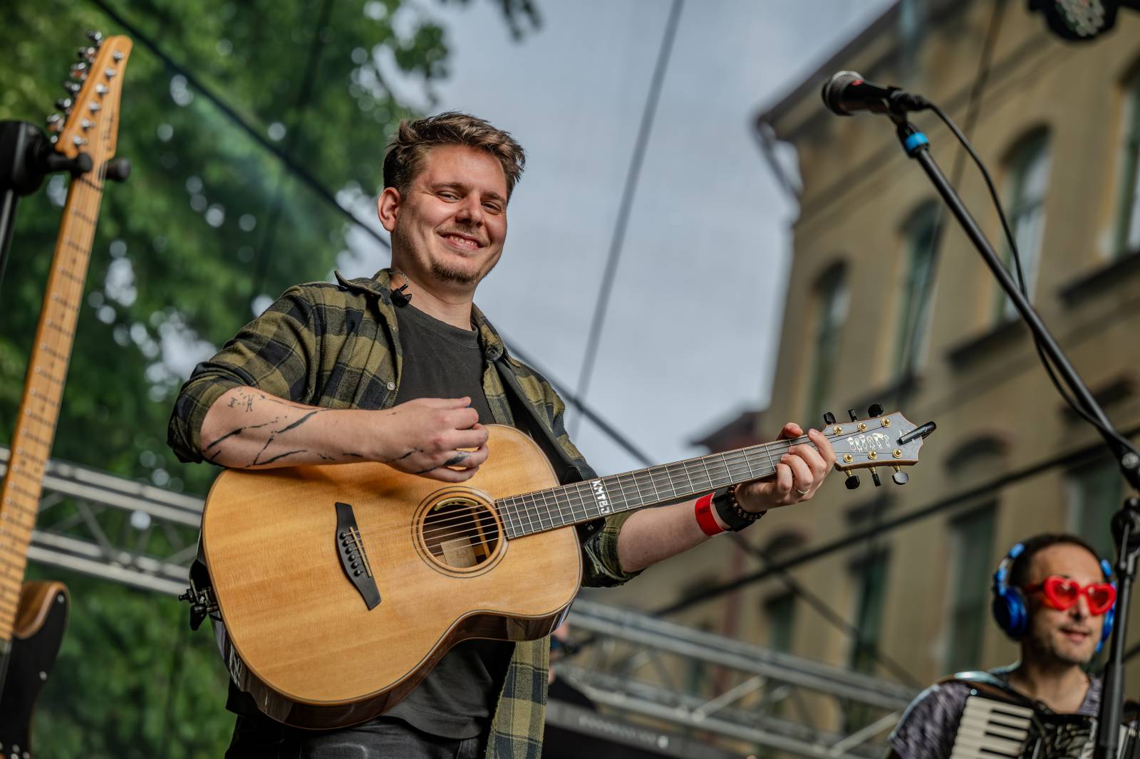 Mezi ploty, den druhý: Nad Prahou úřadovala bouře. Vystoupili Divokej Bill, Tomáš Klus i Kateřina Marie Tichá