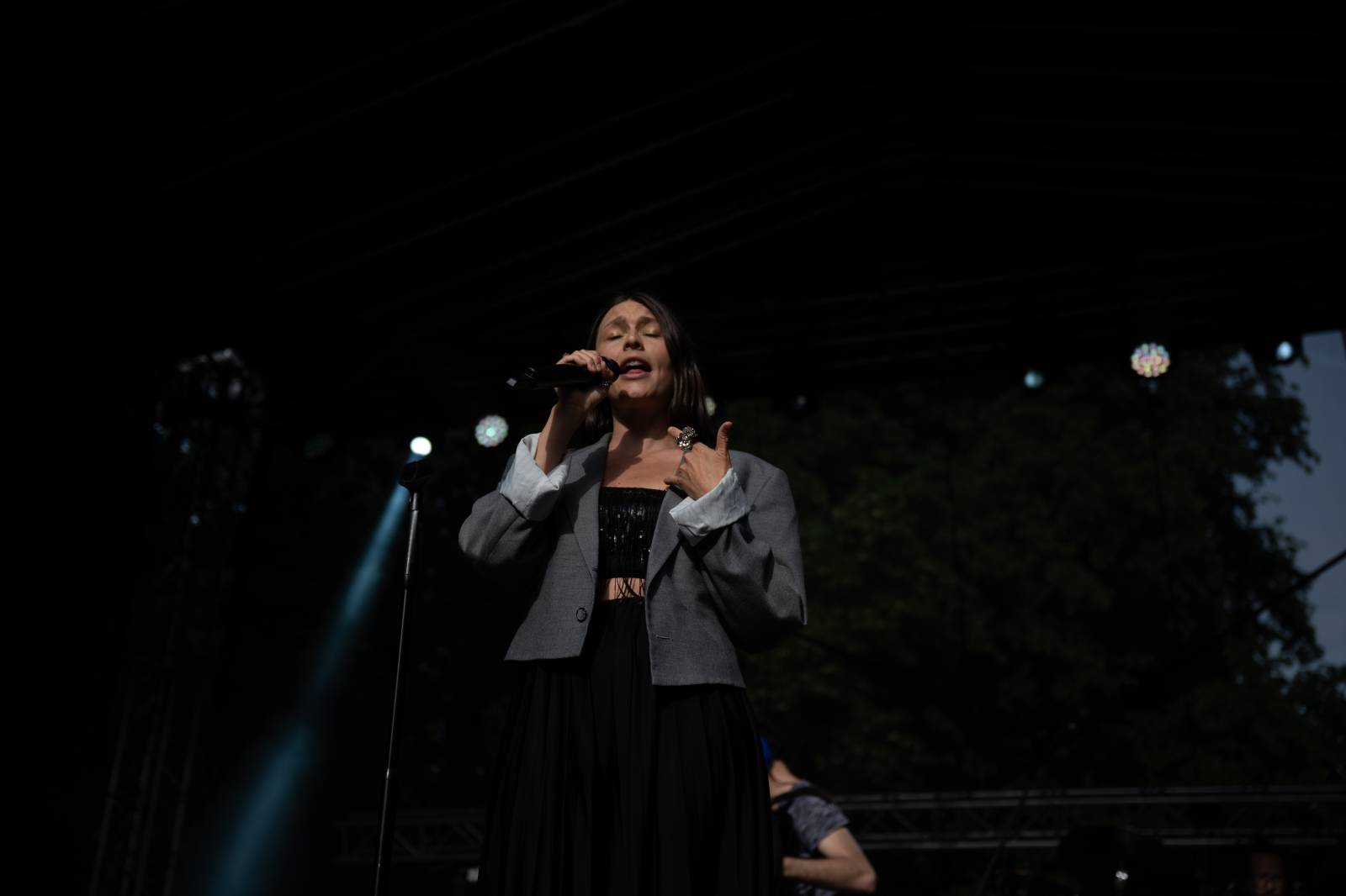 Mezi ploty, den druhý: Nad Prahou úřadovala bouře. Vystoupili Divokej Bill, Tomáš Klus i Kateřina Marie Tichá