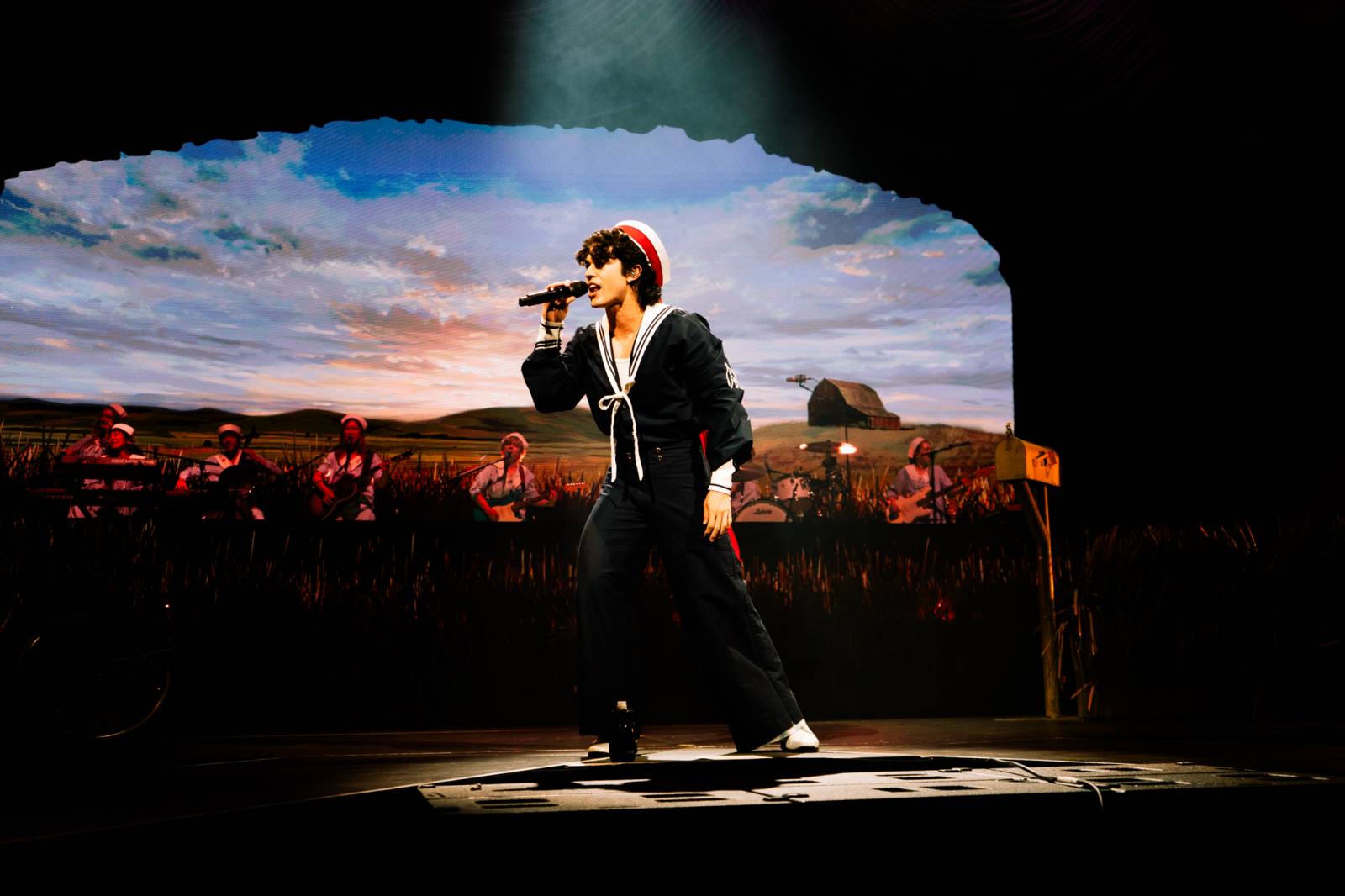 Námořník Conan Gray oslnil Prahu i podruhé. O2 arena mu zobala z rukou