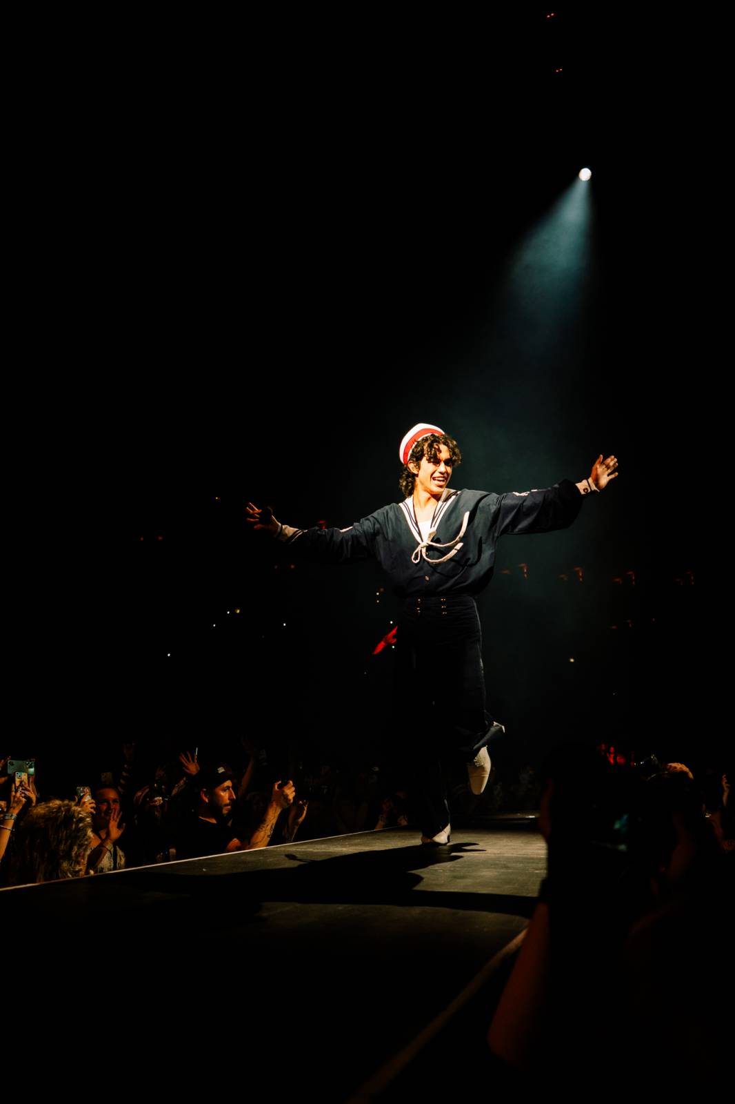 Námořník Conan Gray oslnil Prahu i podruhé. O2 arena mu zobala z rukou