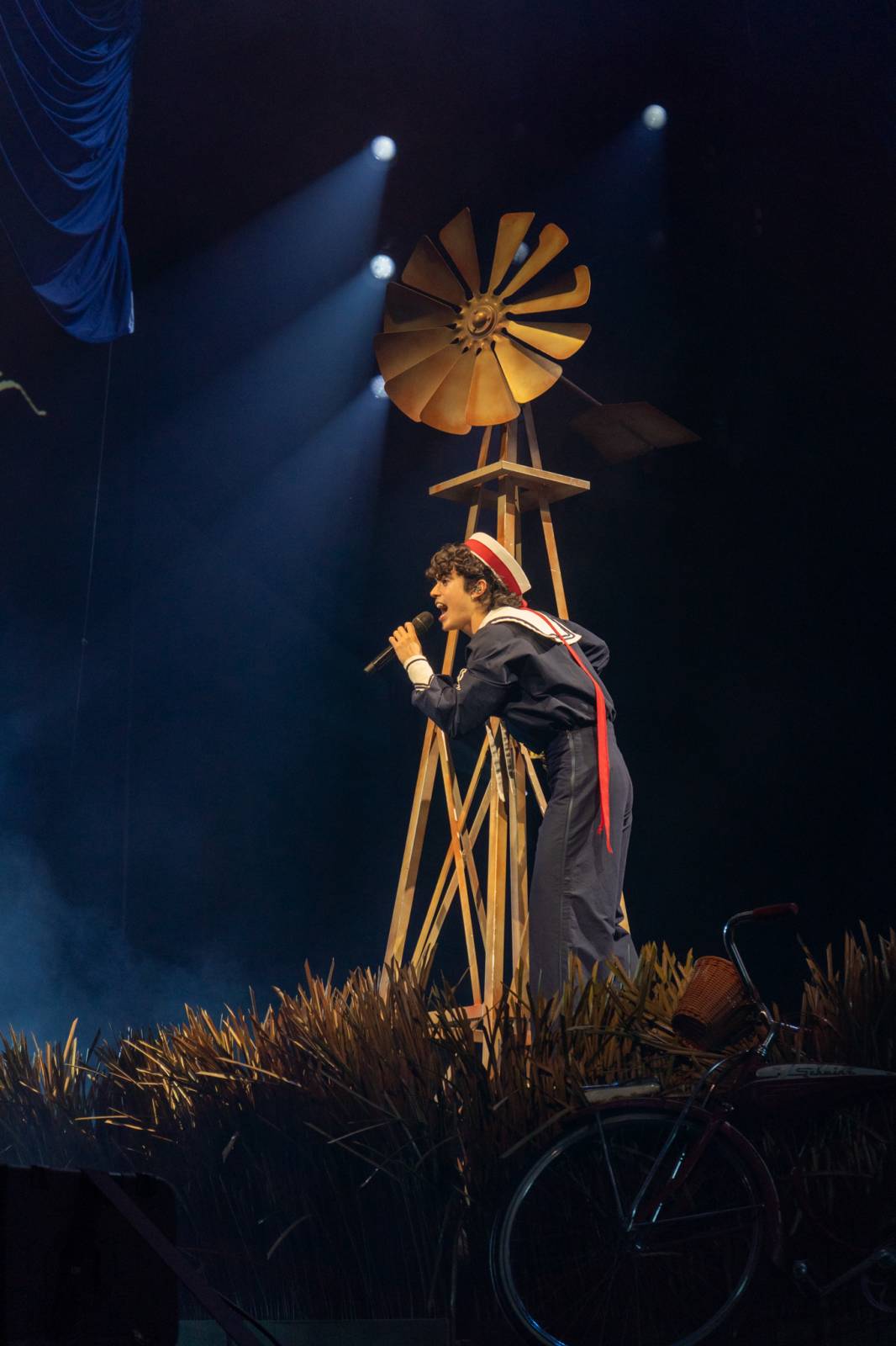 Námořník Conan Gray oslnil Prahu i podruhé. O2 arena mu zobala z rukou