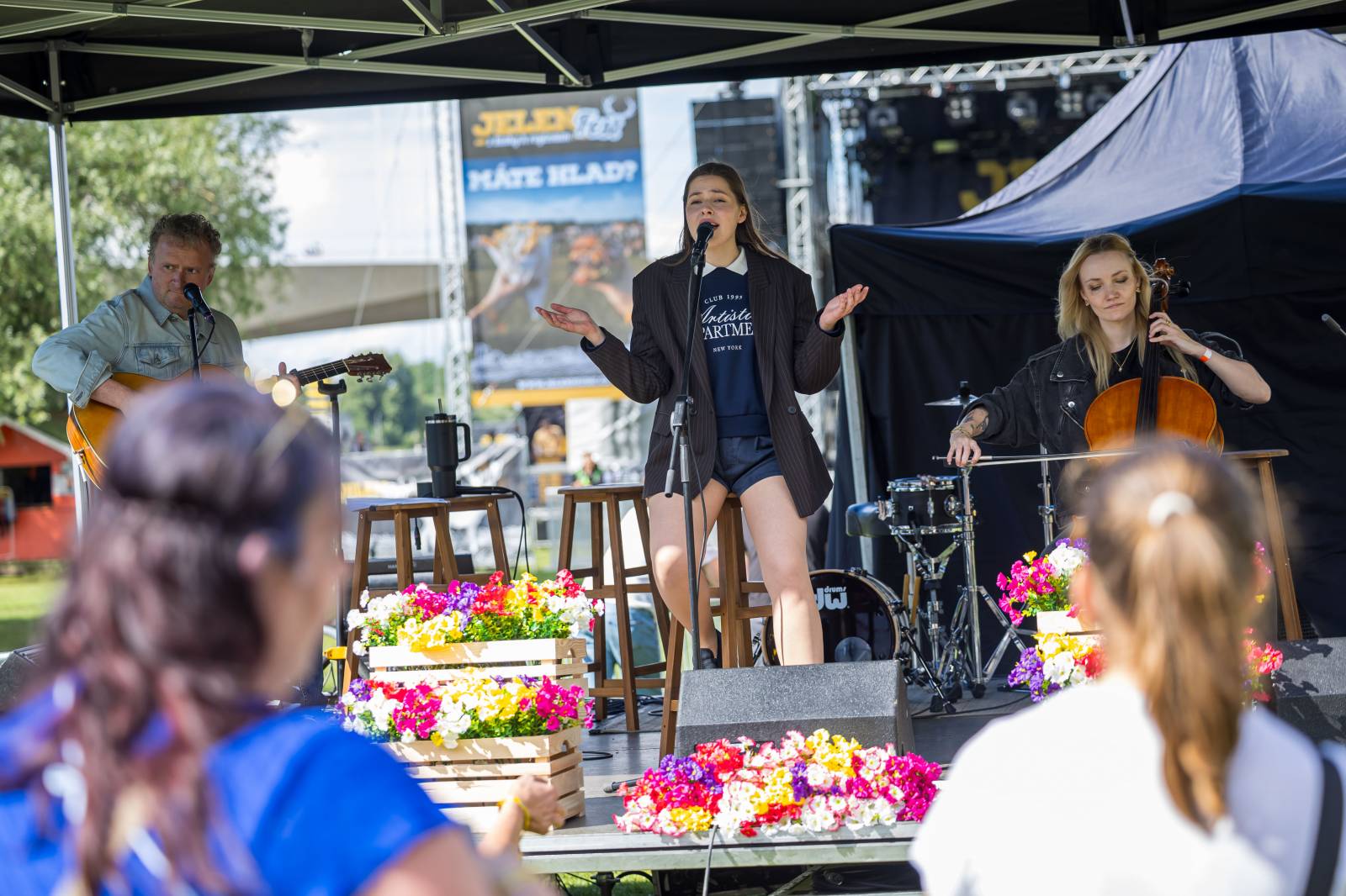 Jelen zahájil svůj putovní festival. Do Prahy si jako hosta přizval Dědu Mládka Illegal Band