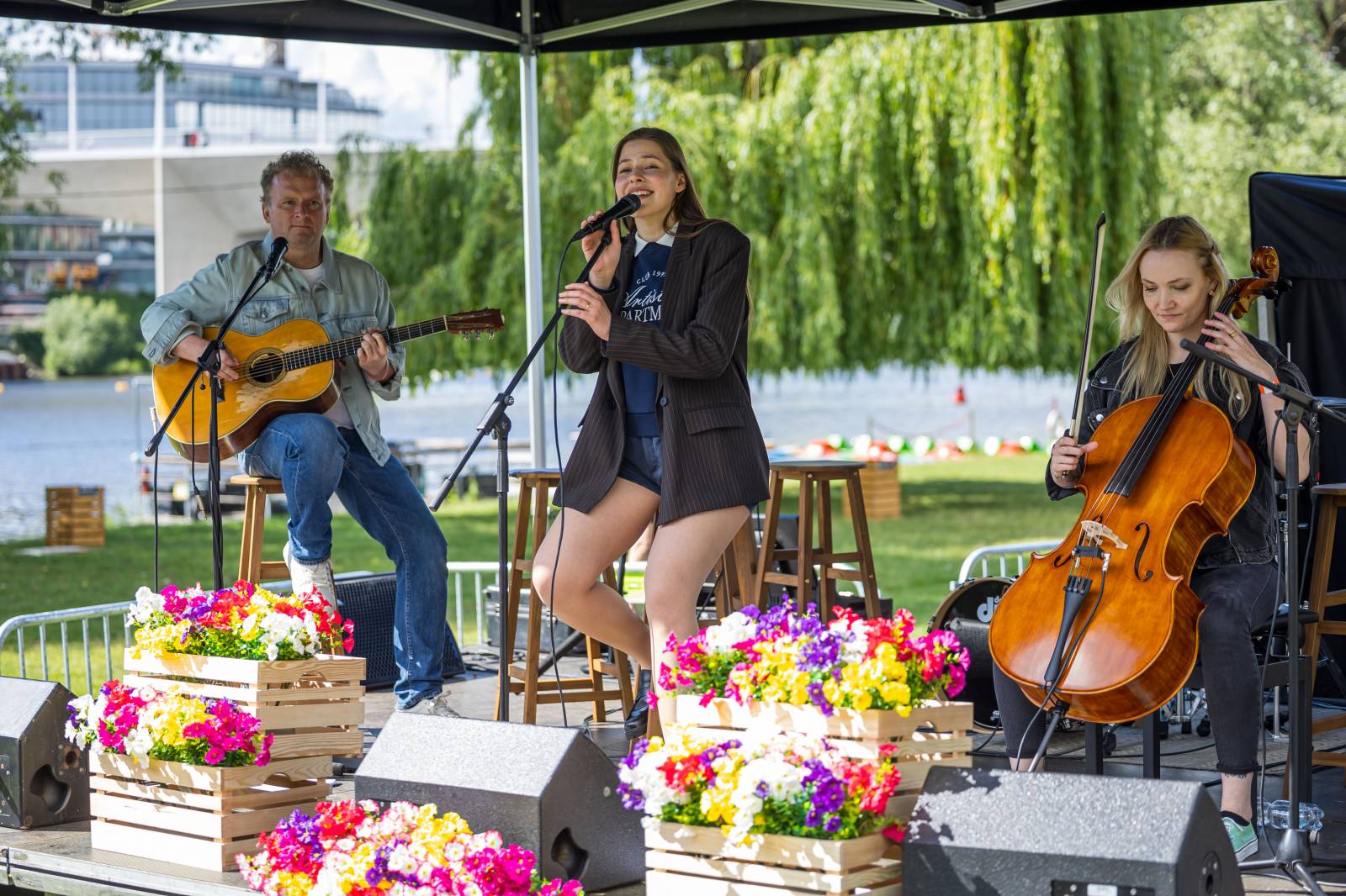 Jelen zahájil svůj putovní festival. Do Prahy si jako hosta přizval Dědu Mládka Illegal Band