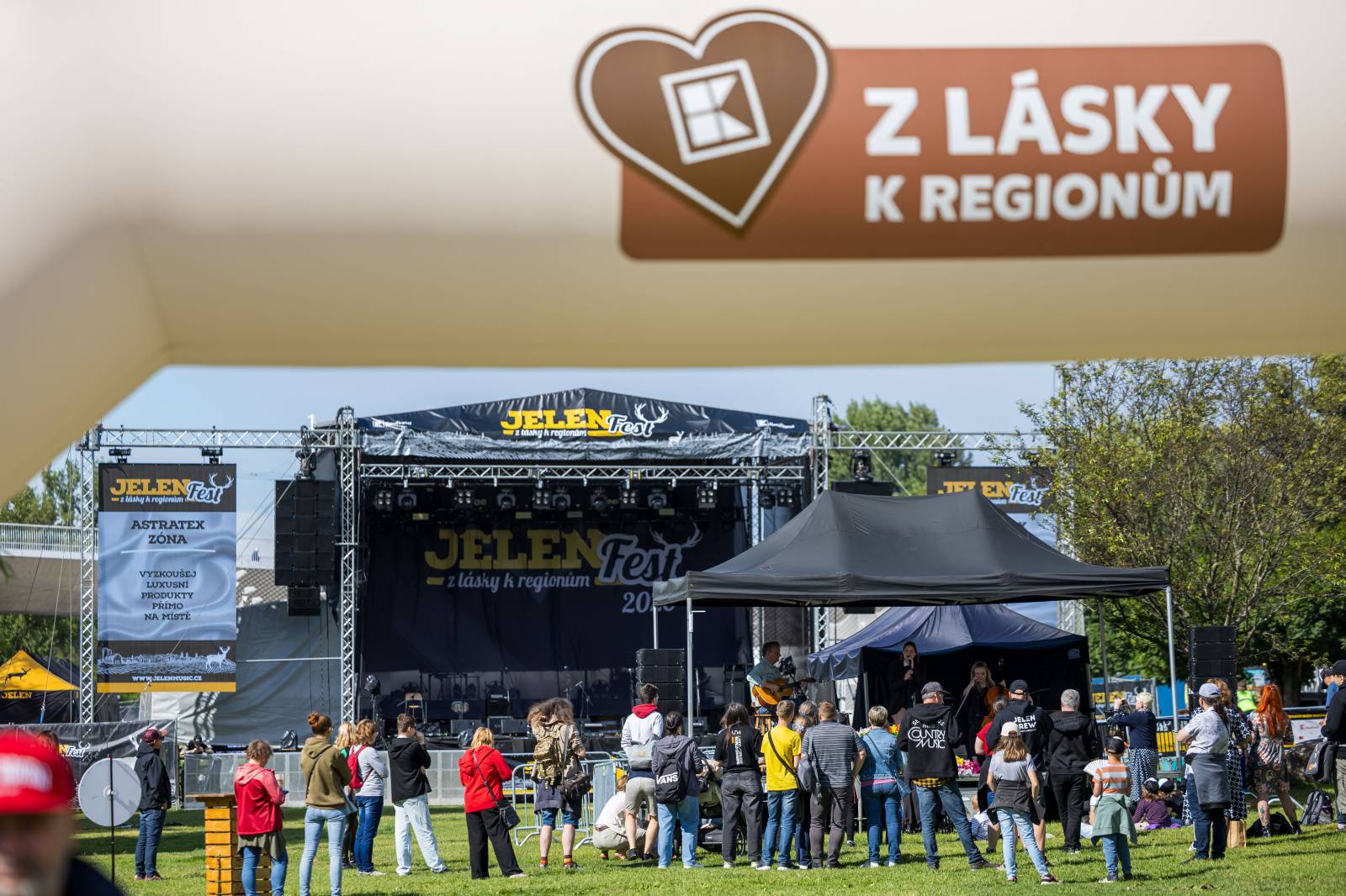 Jelen zahájil svůj putovní festival. Do Prahy si jako hosta přizval Dědu Mládka Illegal Band