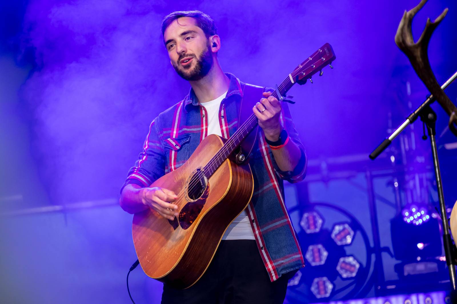 Jelen zahájil svůj putovní festival. Do Prahy si jako hosta přizval Dědu Mládka Illegal Band