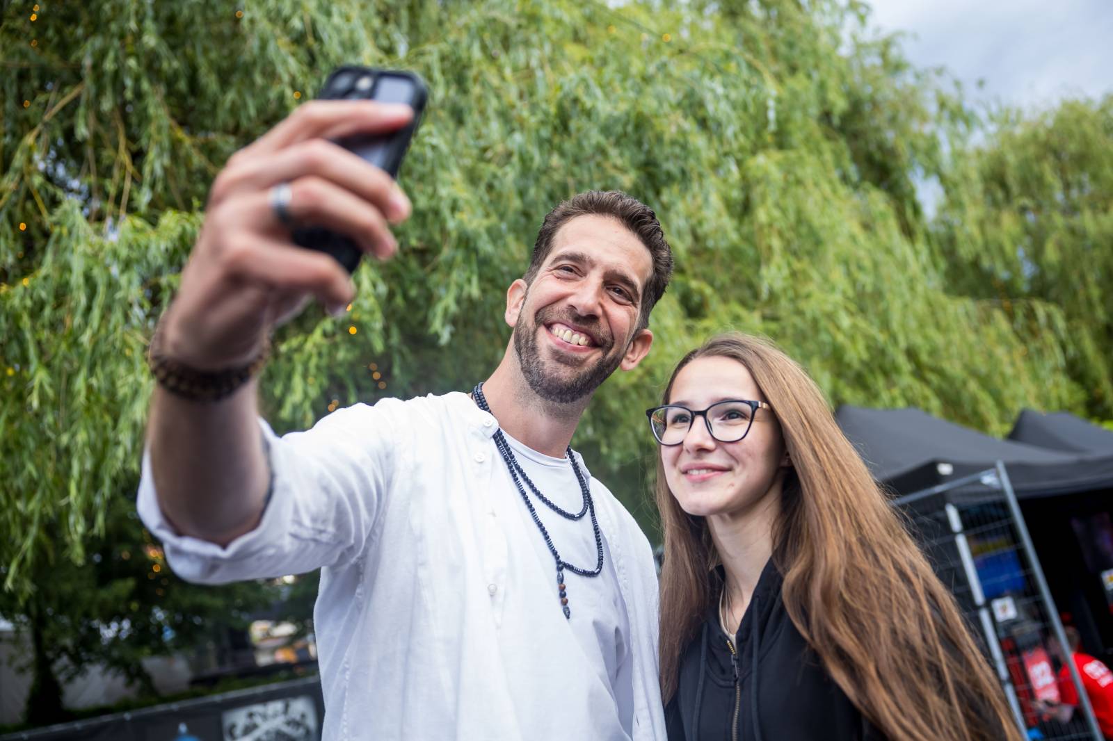 Jelen zahájil svůj putovní festival. Do Prahy si jako hosta přizval Dědu Mládka Illegal Band