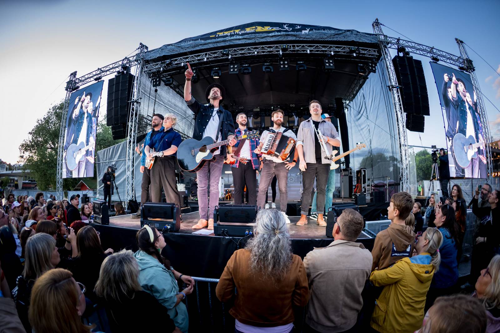 Jelen zahájil svůj putovní festival. Do Prahy si jako hosta přizval Dědu Mládka Illegal Band