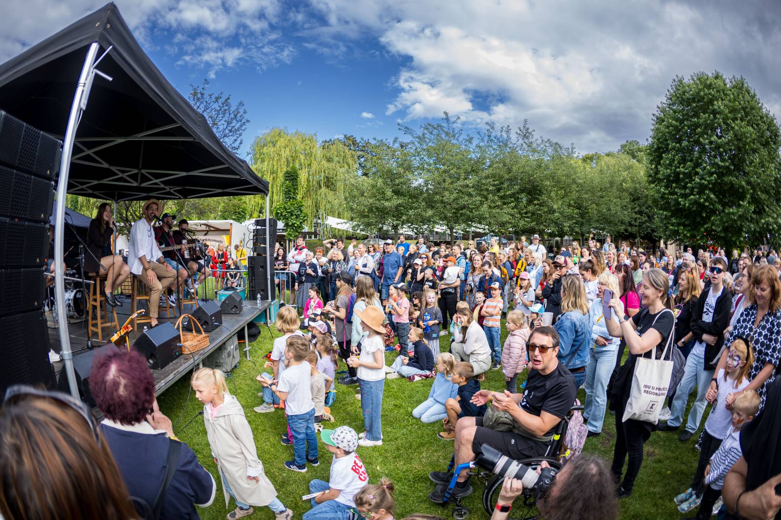 Jelen zahájil svůj putovní festival. Do Prahy si jako hosta přizval Dědu Mládka Illegal Band