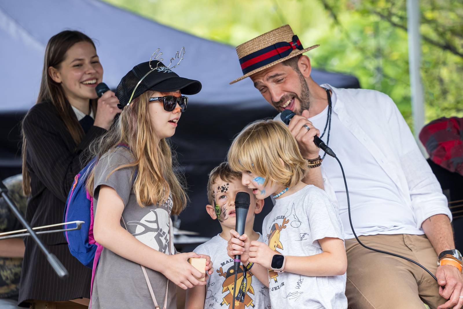 Jelen zahájil svůj putovní festival. Do Prahy si jako hosta přizval Dědu Mládka Illegal Band