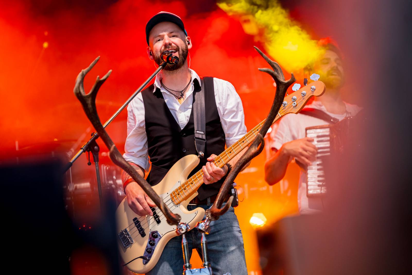 Jelen zahájil svůj putovní festival. Do Prahy si jako hosta přizval Dědu Mládka Illegal Band