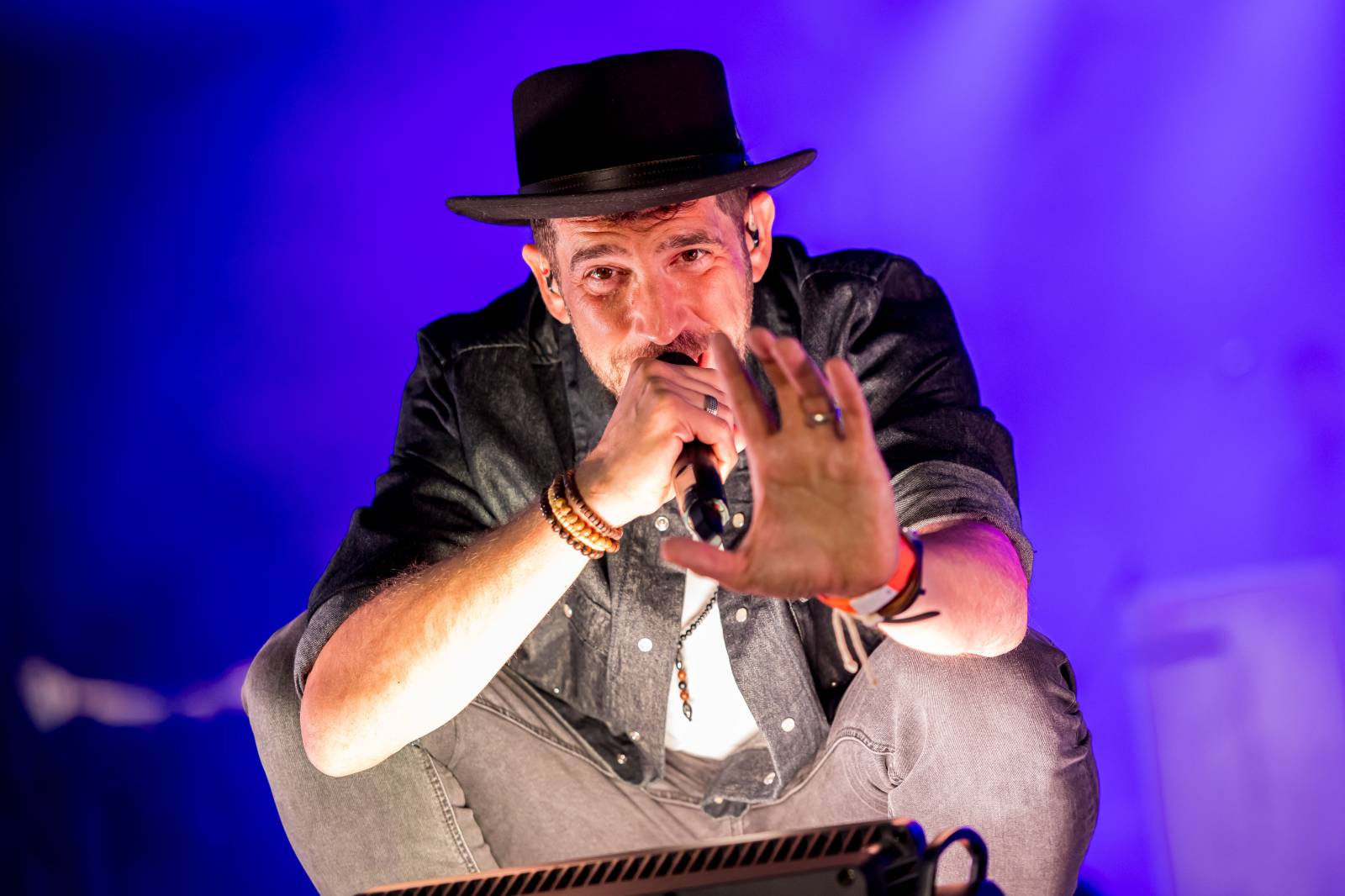 Jelen zahájil svůj putovní festival. Do Prahy si jako hosta přizval Dědu Mládka Illegal Band