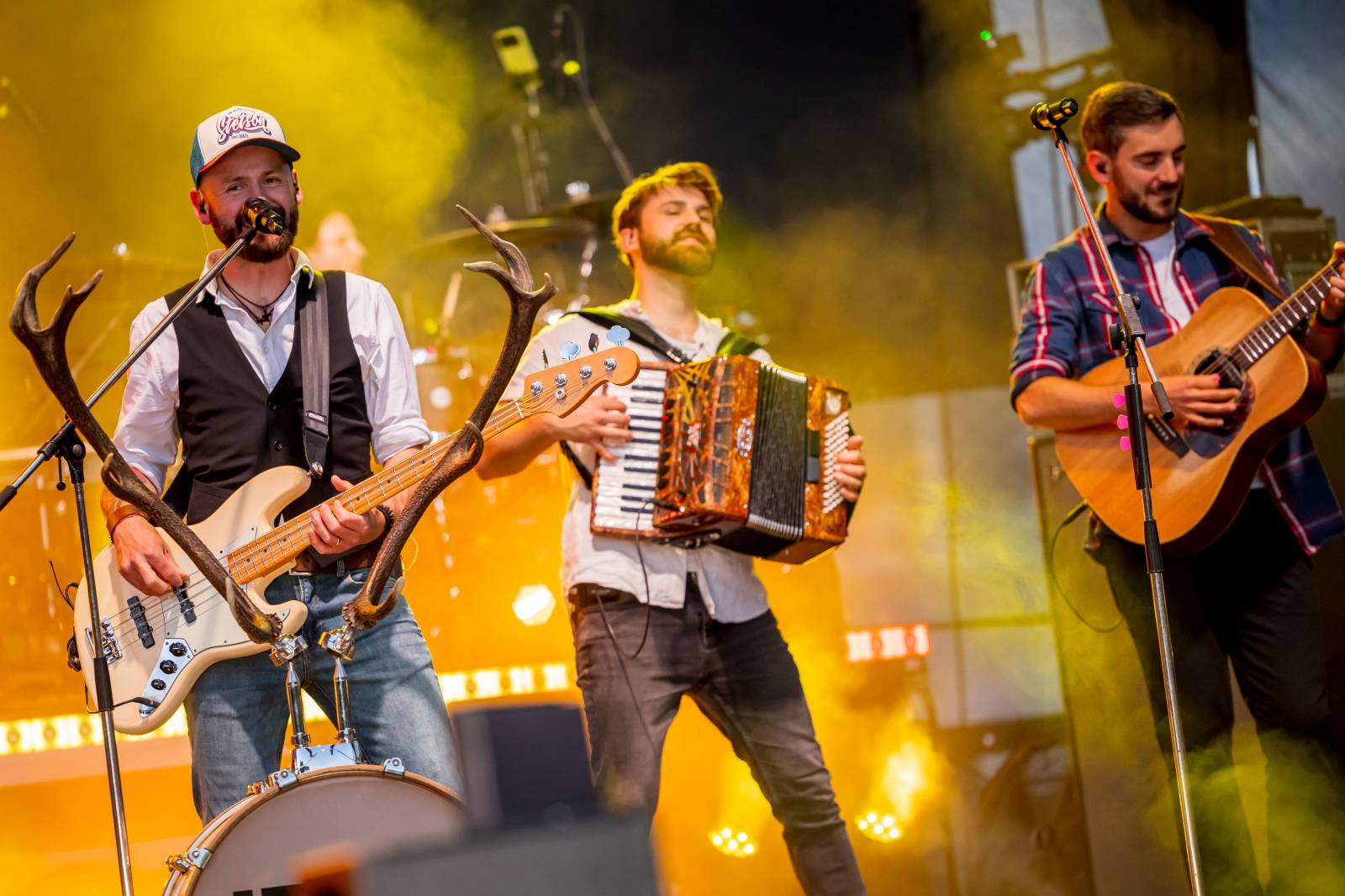 Jelen zahájil svůj putovní festival. Do Prahy si jako hosta přizval Dědu Mládka Illegal Band