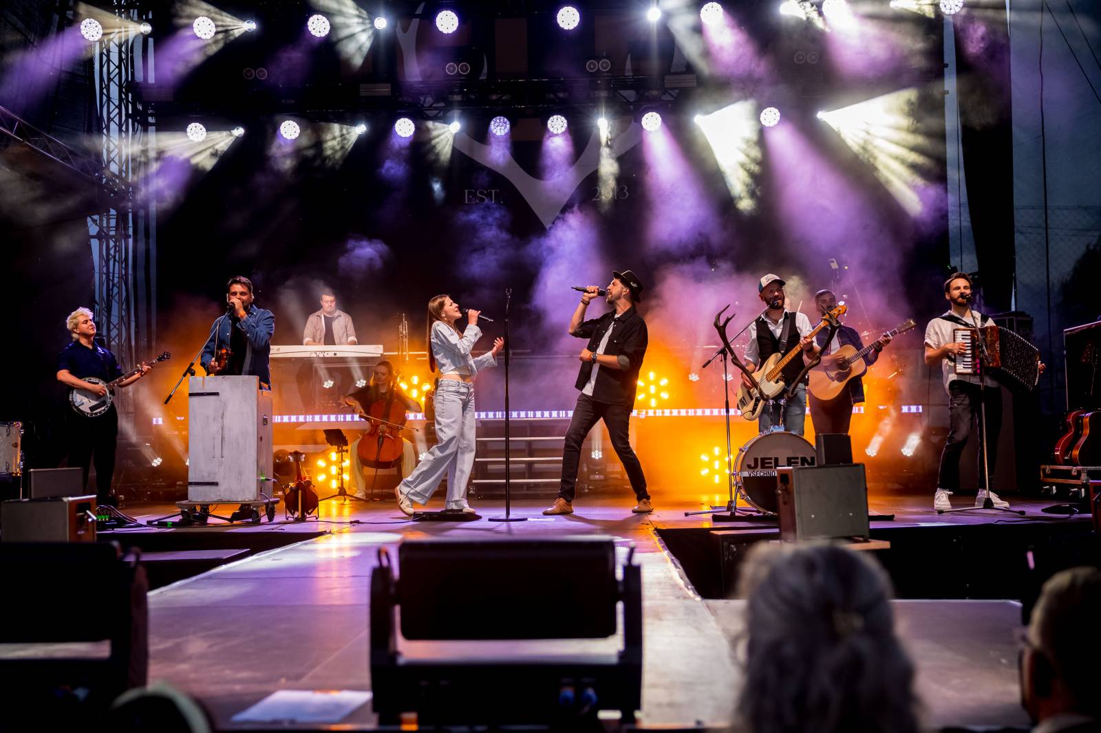 Jelen zahájil svůj putovní festival. Do Prahy si jako hosta přizval Dědu Mládka Illegal Band