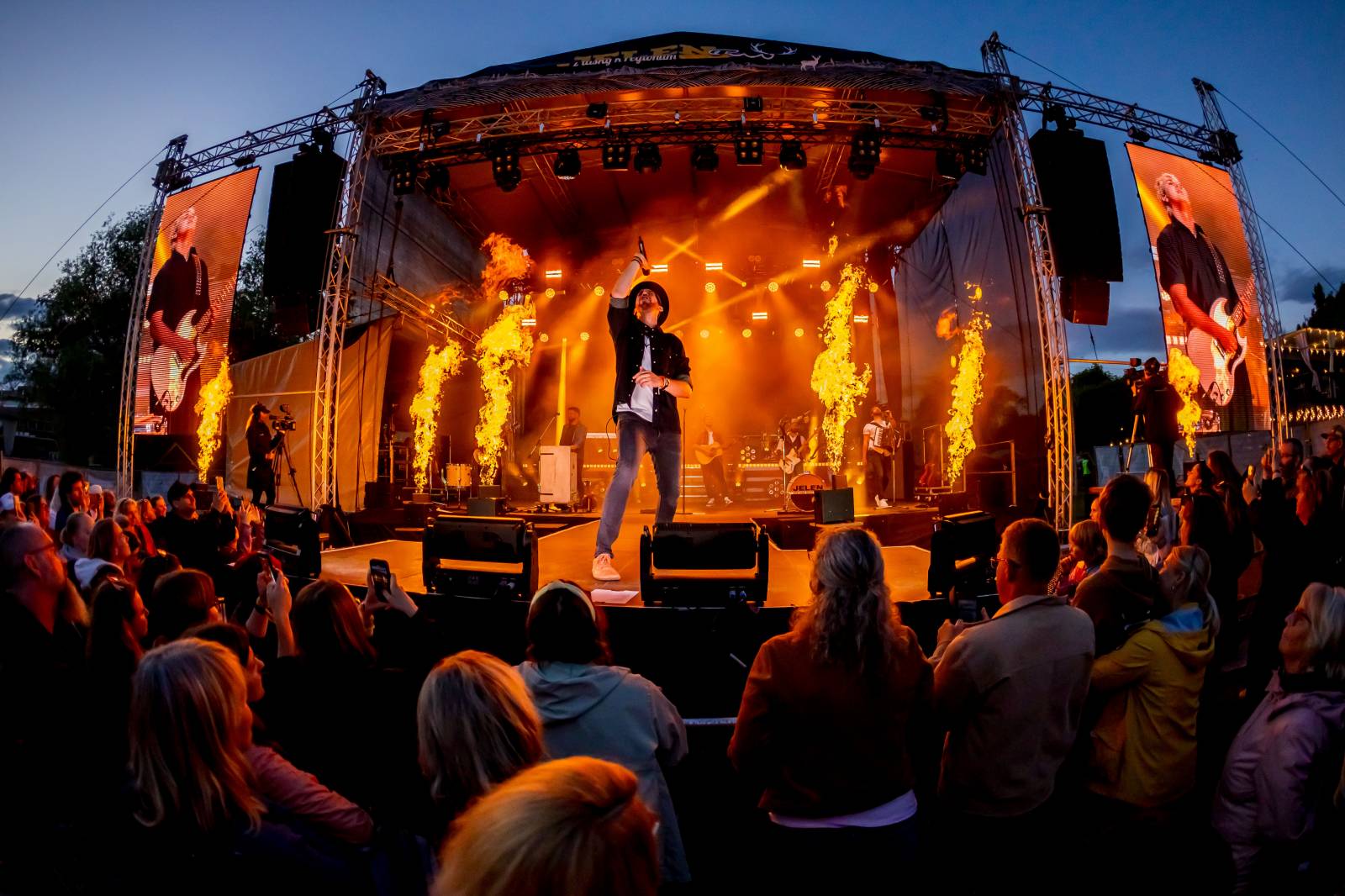 Jelen zahájil svůj putovní festival. Do Prahy si jako hosta přizval Dědu Mládka Illegal Band