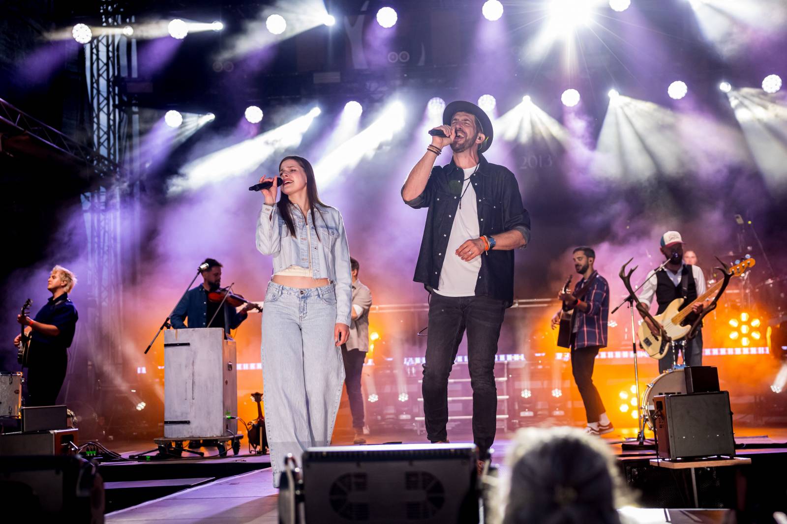 Jelen zahájil svůj putovní festival. Do Prahy si jako hosta přizval Dědu Mládka Illegal Band
