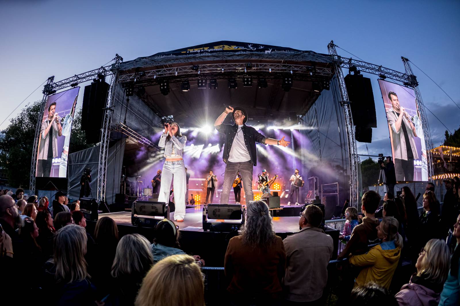Jelen zahájil svůj putovní festival. Do Prahy si jako hosta přizval Dědu Mládka Illegal Band