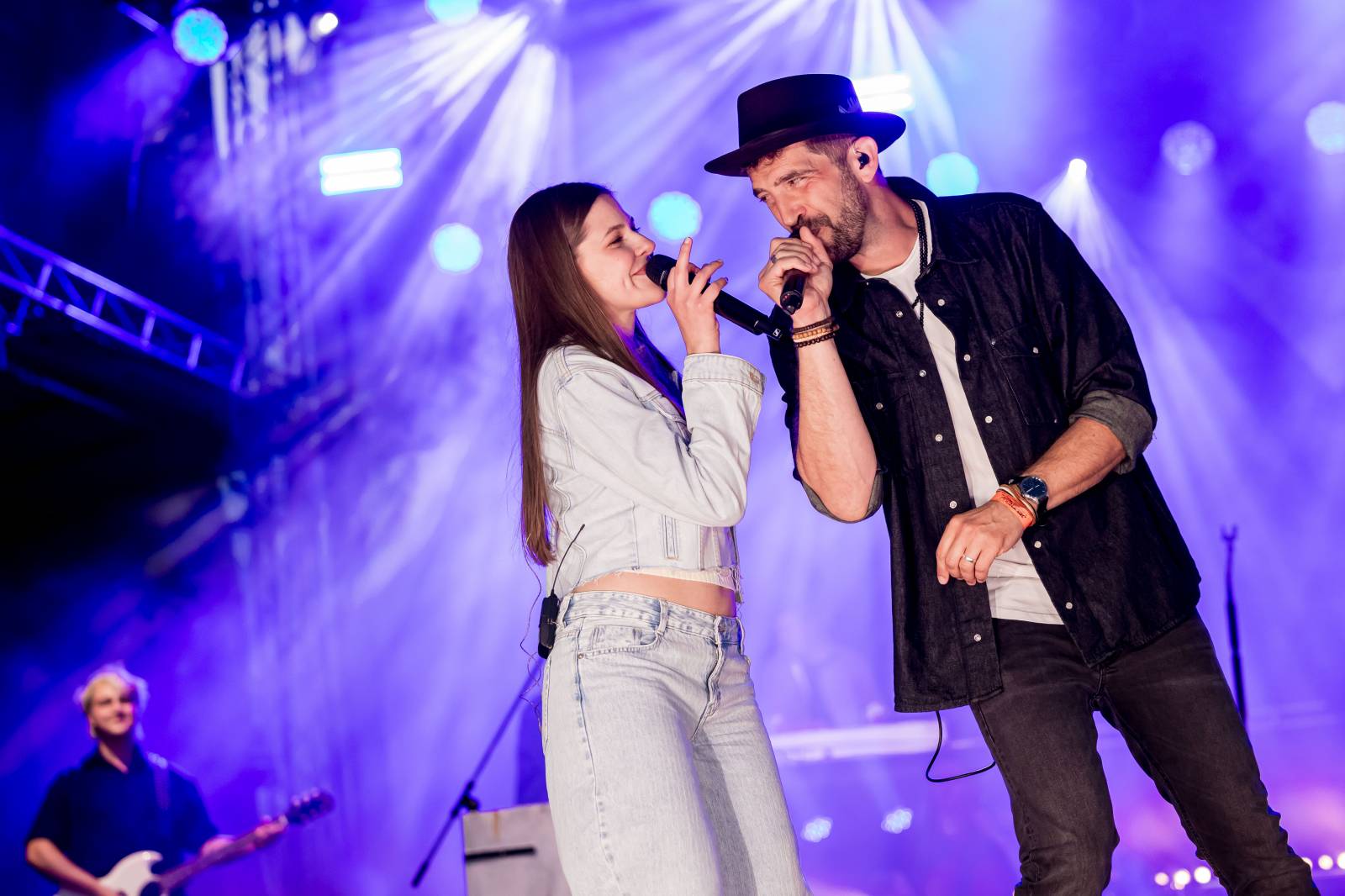 Jelen zahájil svůj putovní festival. Do Prahy si jako hosta přizval Dědu Mládka Illegal Band