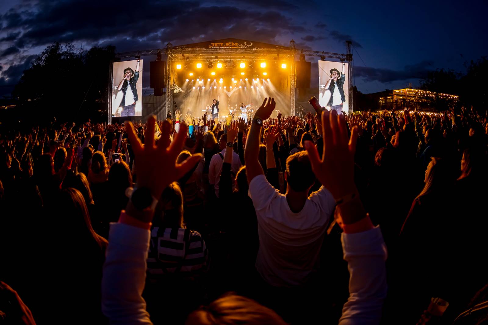 Jelen zahájil svůj putovní festival. Do Prahy si jako hosta přizval Dědu Mládka Illegal Band