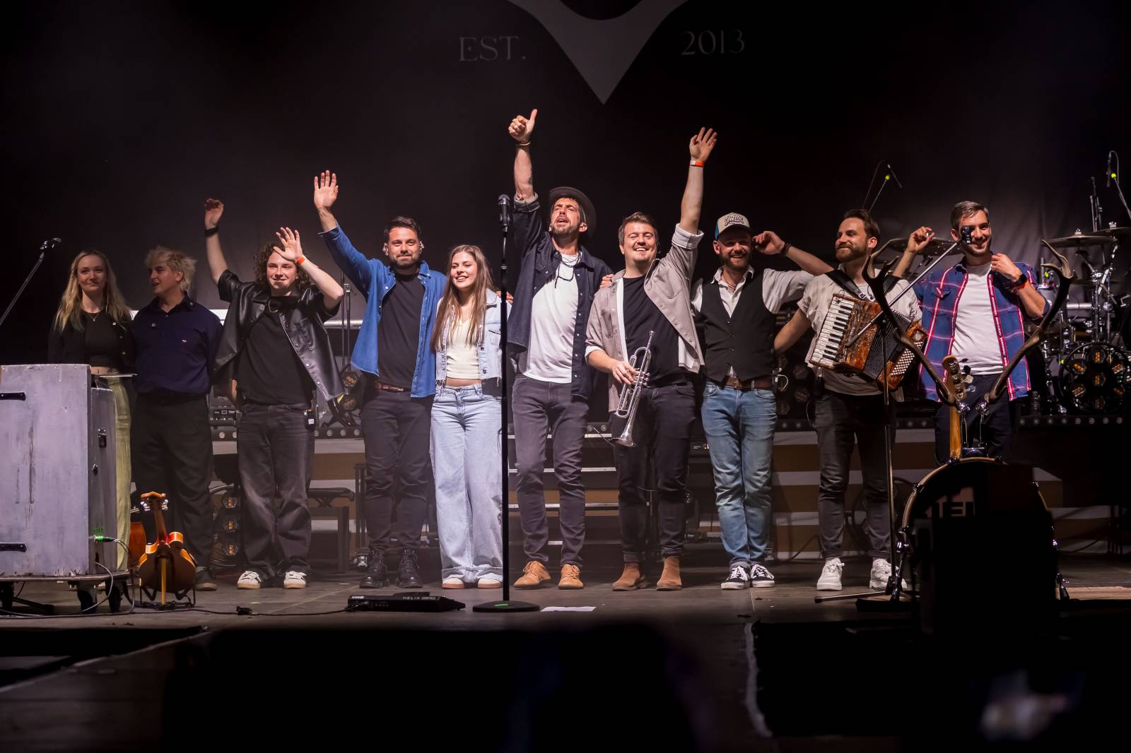Jelen zahájil svůj putovní festival. Do Prahy si jako hosta přizval Dědu Mládka Illegal Band
