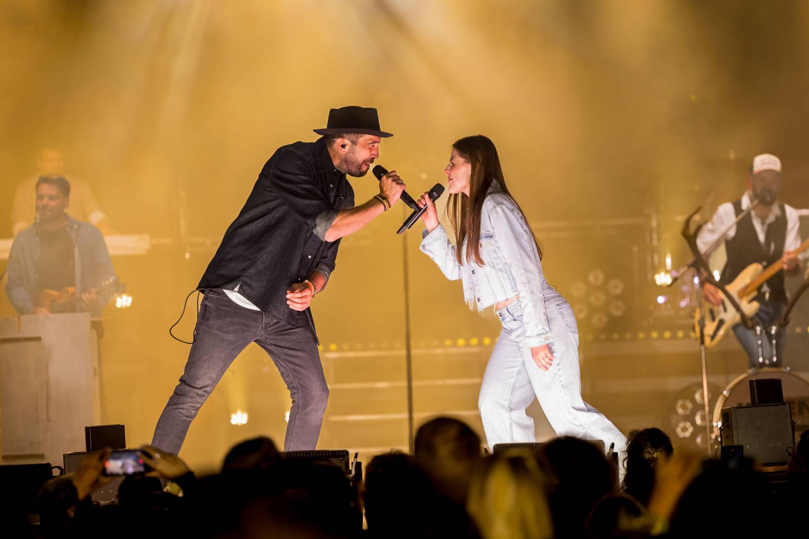 Jelen zahájil svůj putovní festival. Do Prahy si jako hosta přizval Dědu Mládka Illegal Band