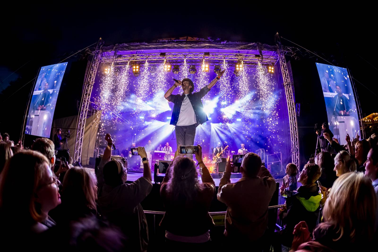 Jelen zahájil svůj putovní festival. Do Prahy si jako hosta přizval Dědu Mládka Illegal Band