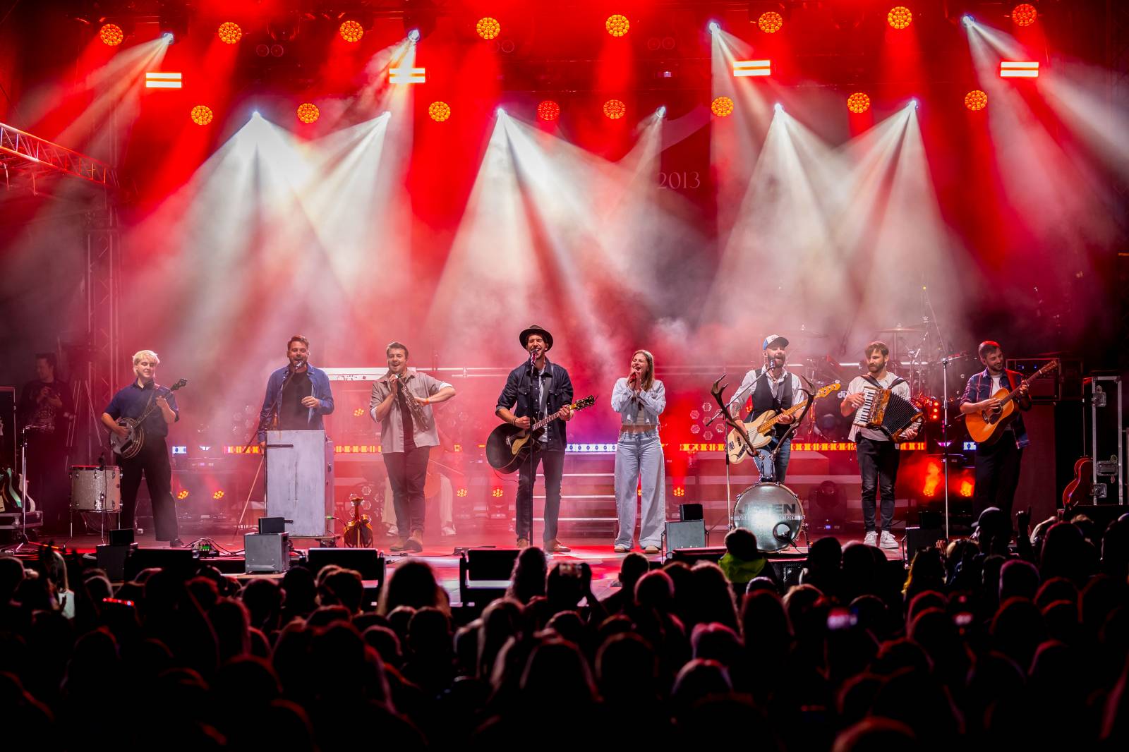 Jelen zahájil svůj putovní festival. Do Prahy si jako hosta přizval Dědu Mládka Illegal Band