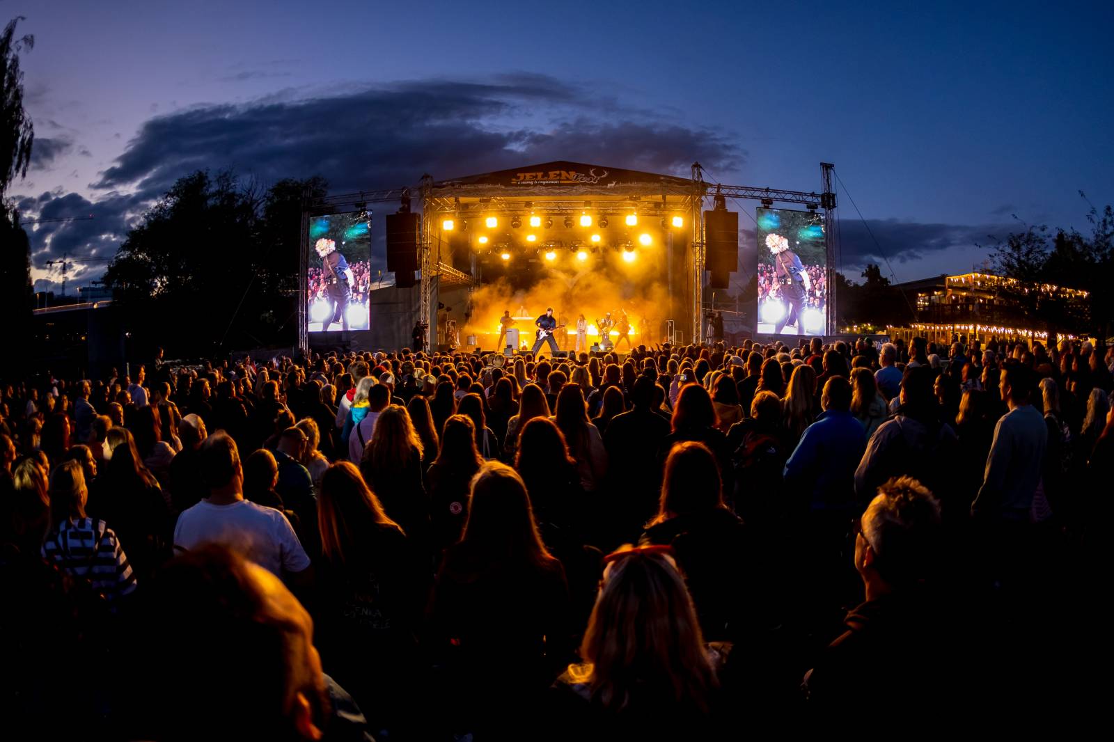 Jelen zahájil svůj putovní festival. Do Prahy si jako hosta přizval Dědu Mládka Illegal Band