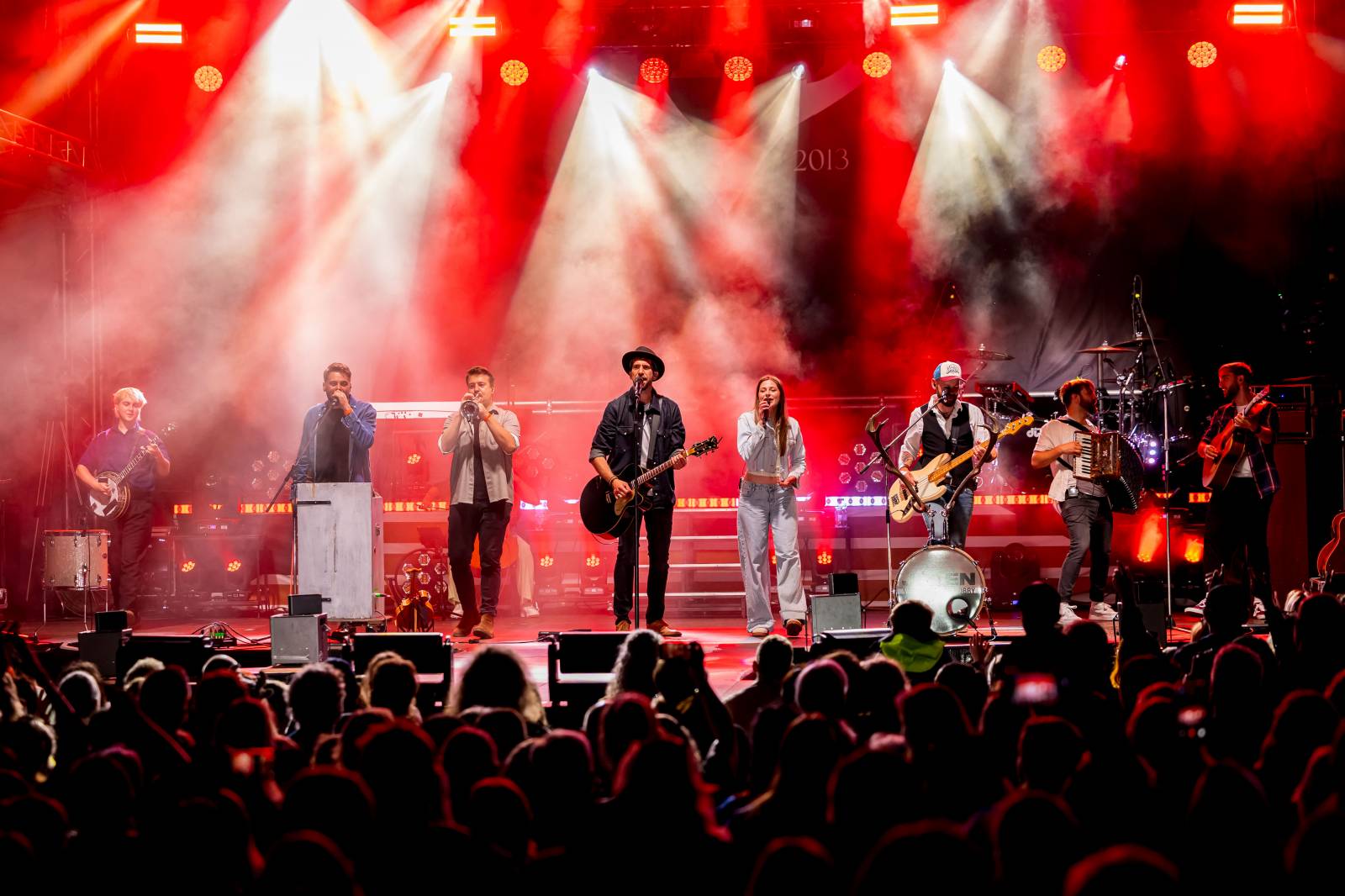 Jelen zahájil svůj putovní festival. Do Prahy si jako hosta přizval Dědu Mládka Illegal Band