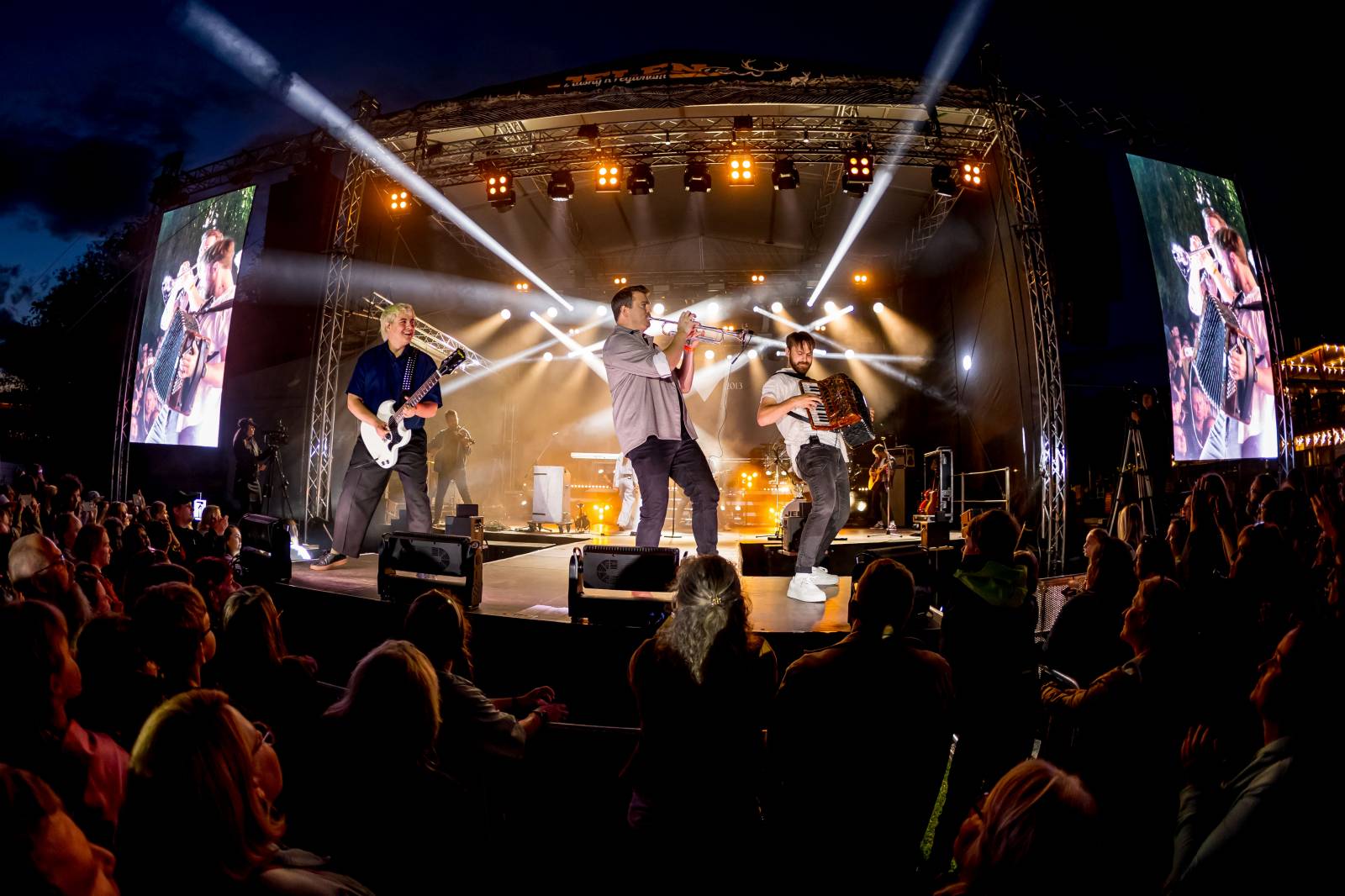Jelen zahájil svůj putovní festival. Do Prahy si jako hosta přizval Dědu Mládka Illegal Band