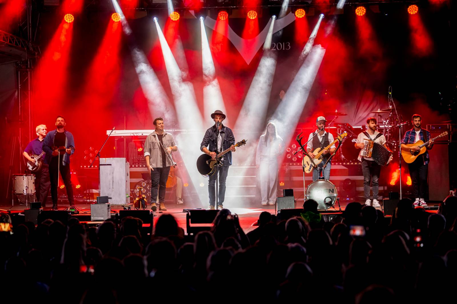 Jelen zahájil svůj putovní festival. Do Prahy si jako hosta přizval Dědu Mládka Illegal Band