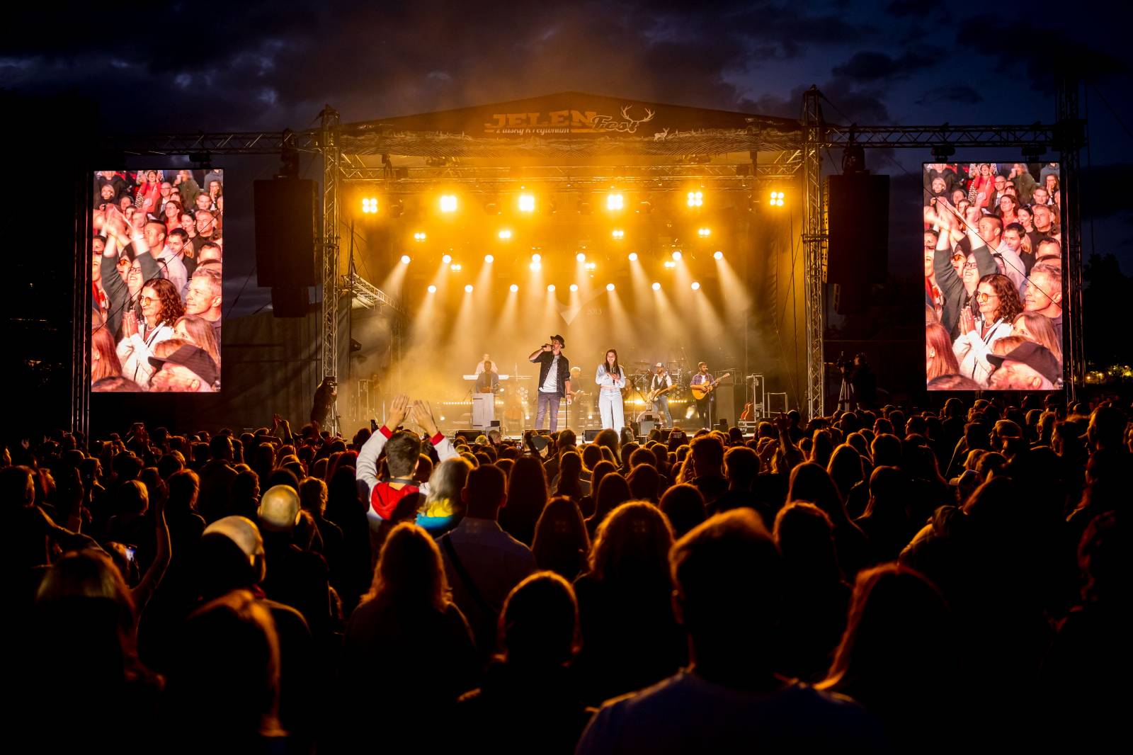 Jelen zahájil svůj putovní festival. Do Prahy si jako hosta přizval Dědu Mládka Illegal Band