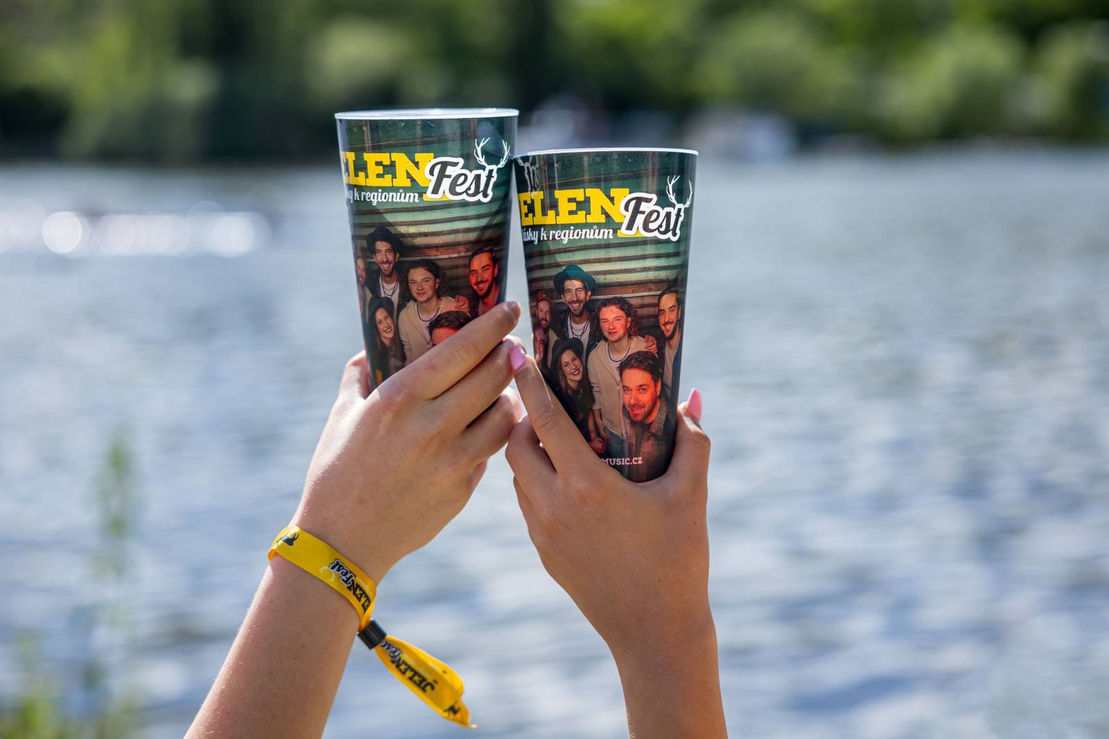 Jelen zahájil svůj putovní festival. Do Prahy si jako hosta přizval Dědu Mládka Illegal Band
