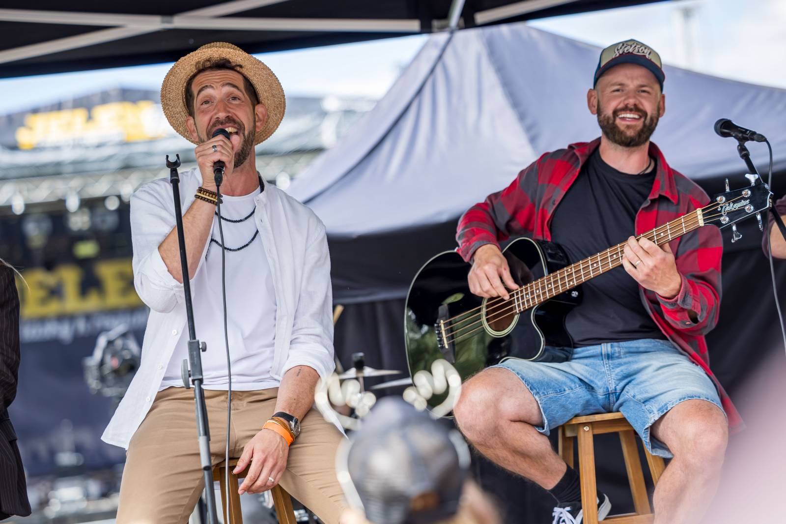 Jelen zahájil svůj putovní festival. Do Prahy si jako hosta přizval Dědu Mládka Illegal Band