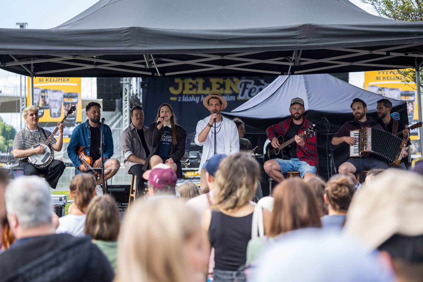 Jelen zahájil svůj putovní festival. Do Prahy si jako hosta přizval Dědu Mládka Illegal Band