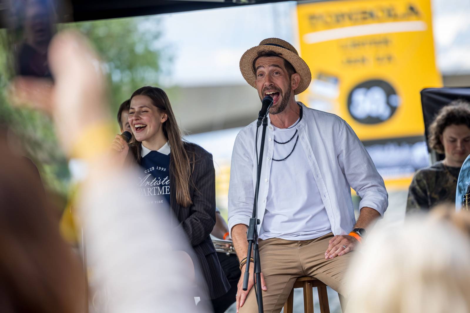 Jelen zahájil svůj putovní festival. Do Prahy si jako hosta přizval Dědu Mládka Illegal Band