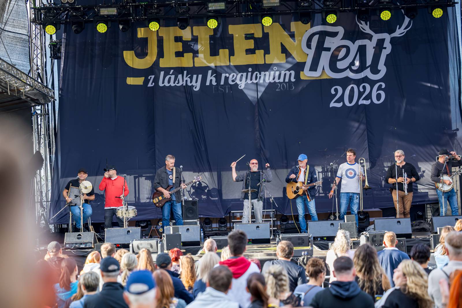 Jelen zahájil svůj putovní festival. Do Prahy si jako hosta přizval Dědu Mládka Illegal Band