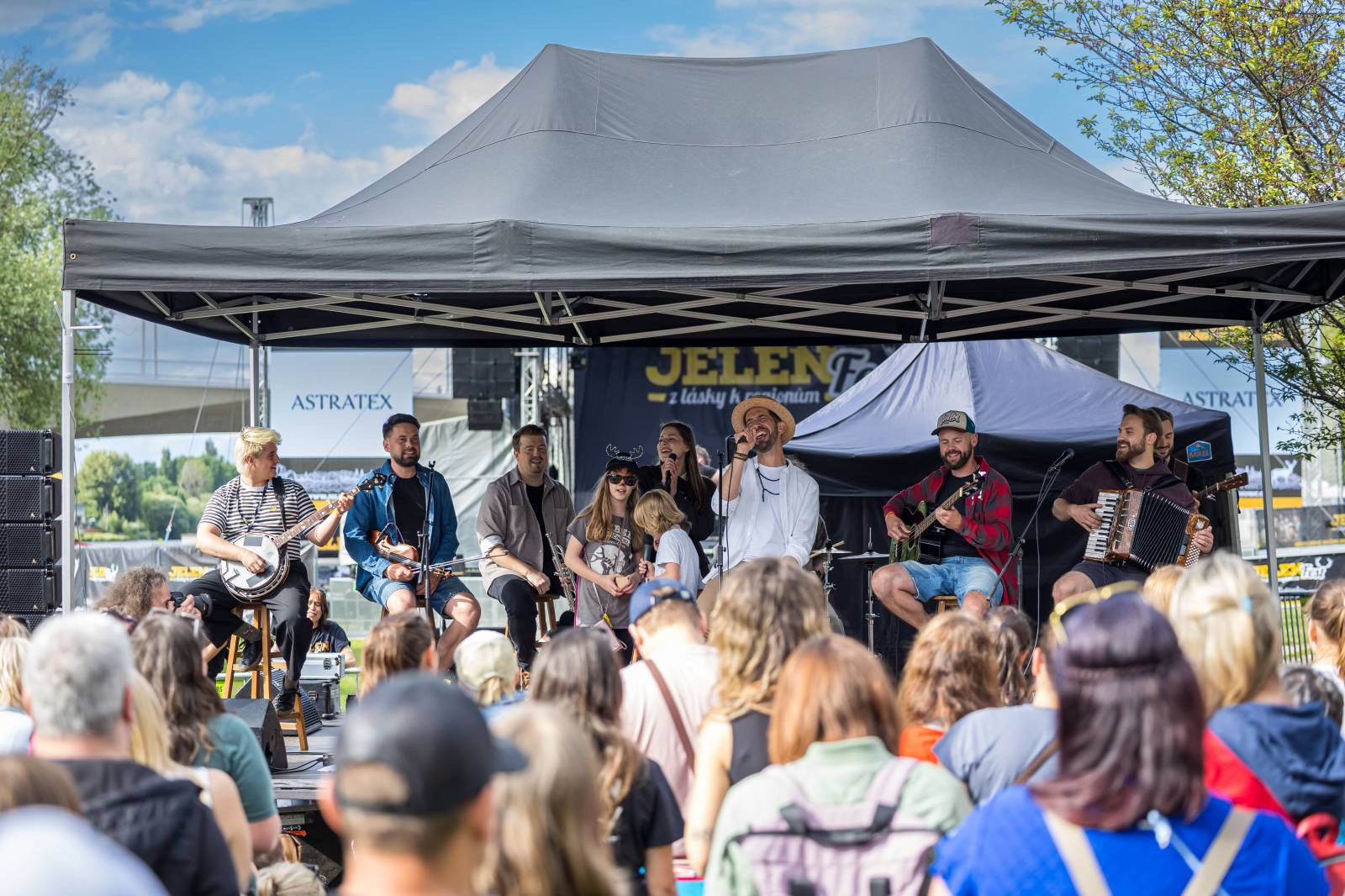 Jelen zahájil svůj putovní festival. Do Prahy si jako hosta přizval Dědu Mládka Illegal Band