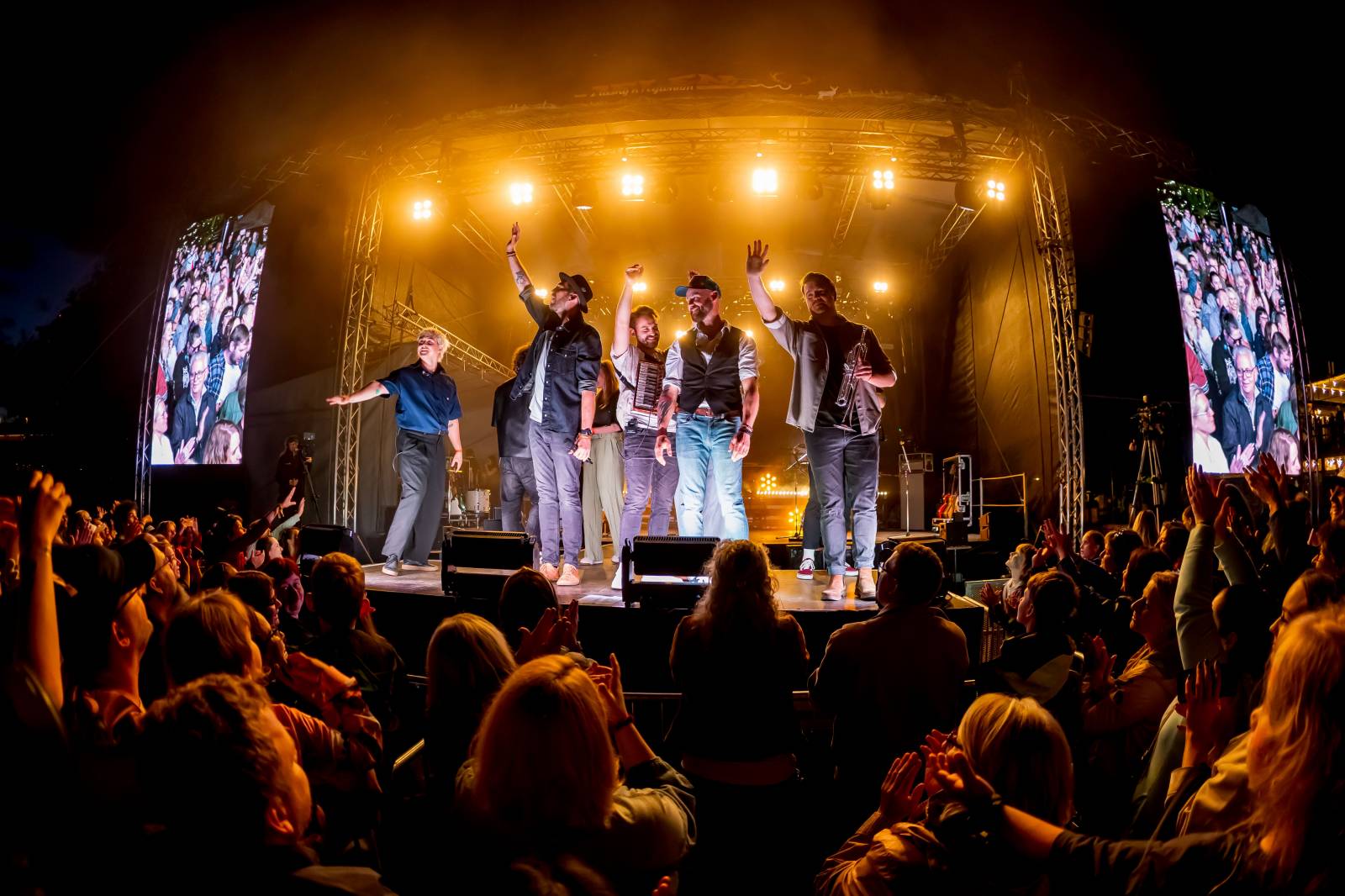 Jelen zahájil svůj putovní festival. Do Prahy si jako hosta přizval Dědu Mládka Illegal Band